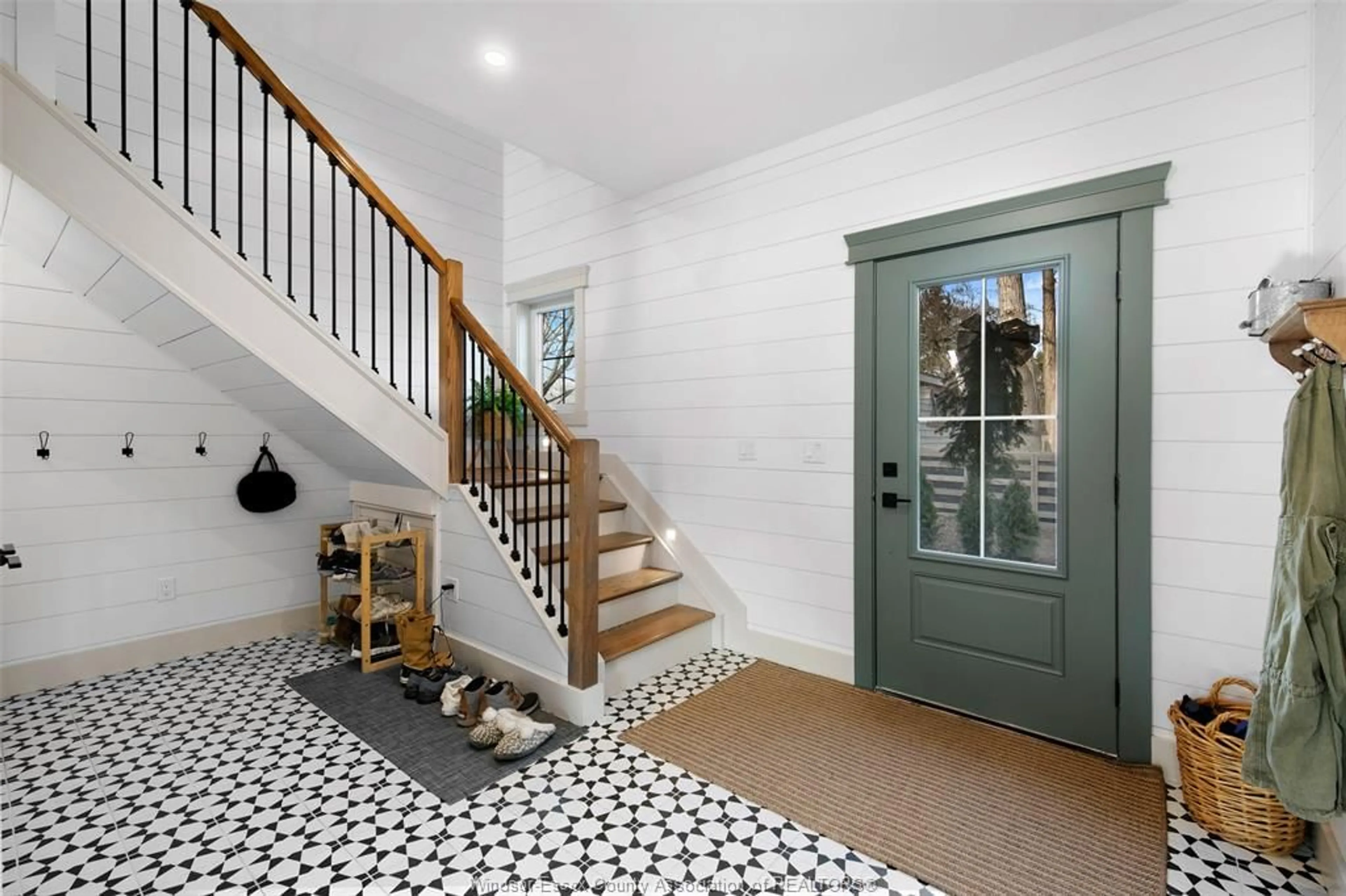 Indoor entryway for 942 ERIE Ave, Kingsville Ontario N9Y 3E2