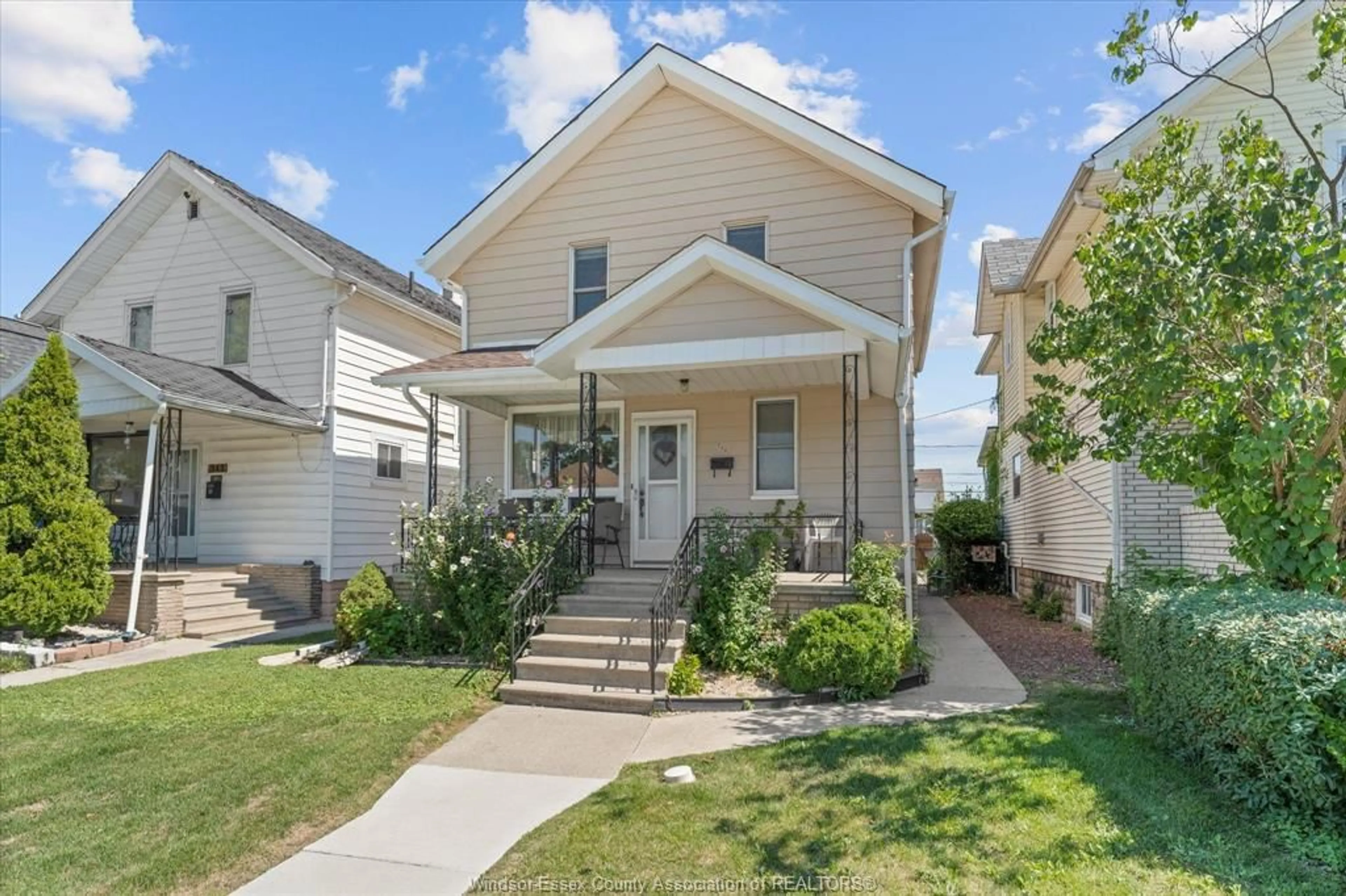 Home with vinyl exterior material, street for 946 ELSMERE Ave, Windsor Ontario N9A 2A9
