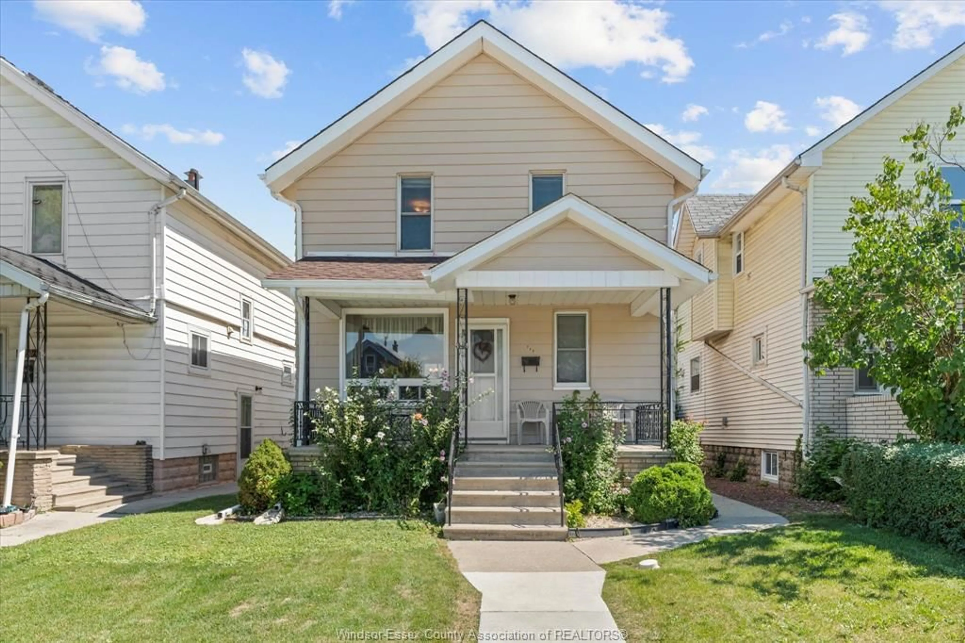 Home with vinyl exterior material, street for 946 ELSMERE Ave, Windsor Ontario N9A 2A9