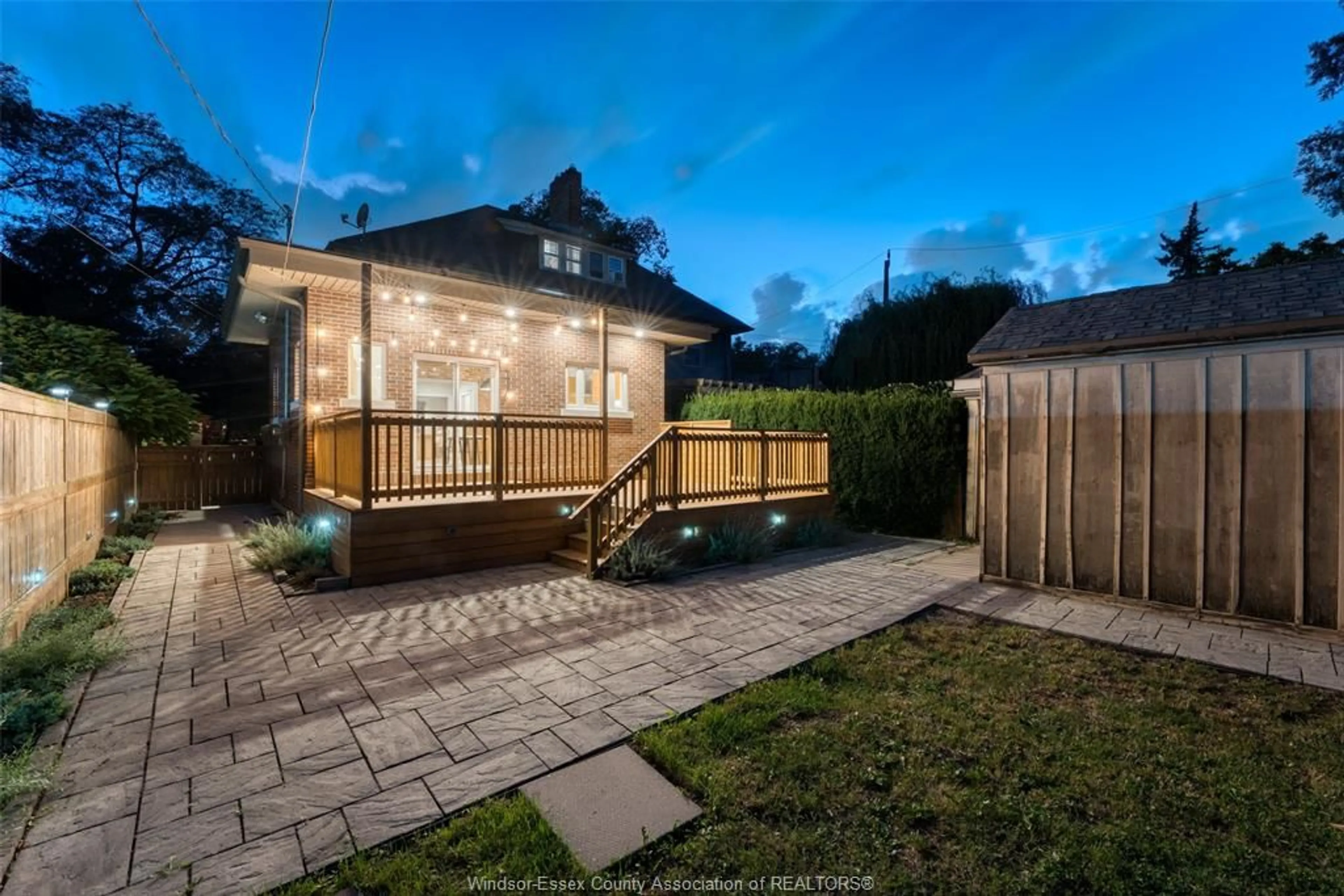 A pic from outside/outdoor area/front of a property/back of a property/a pic from drone, street for 1224 Kildare, Windsor Ontario N8Y 3H8