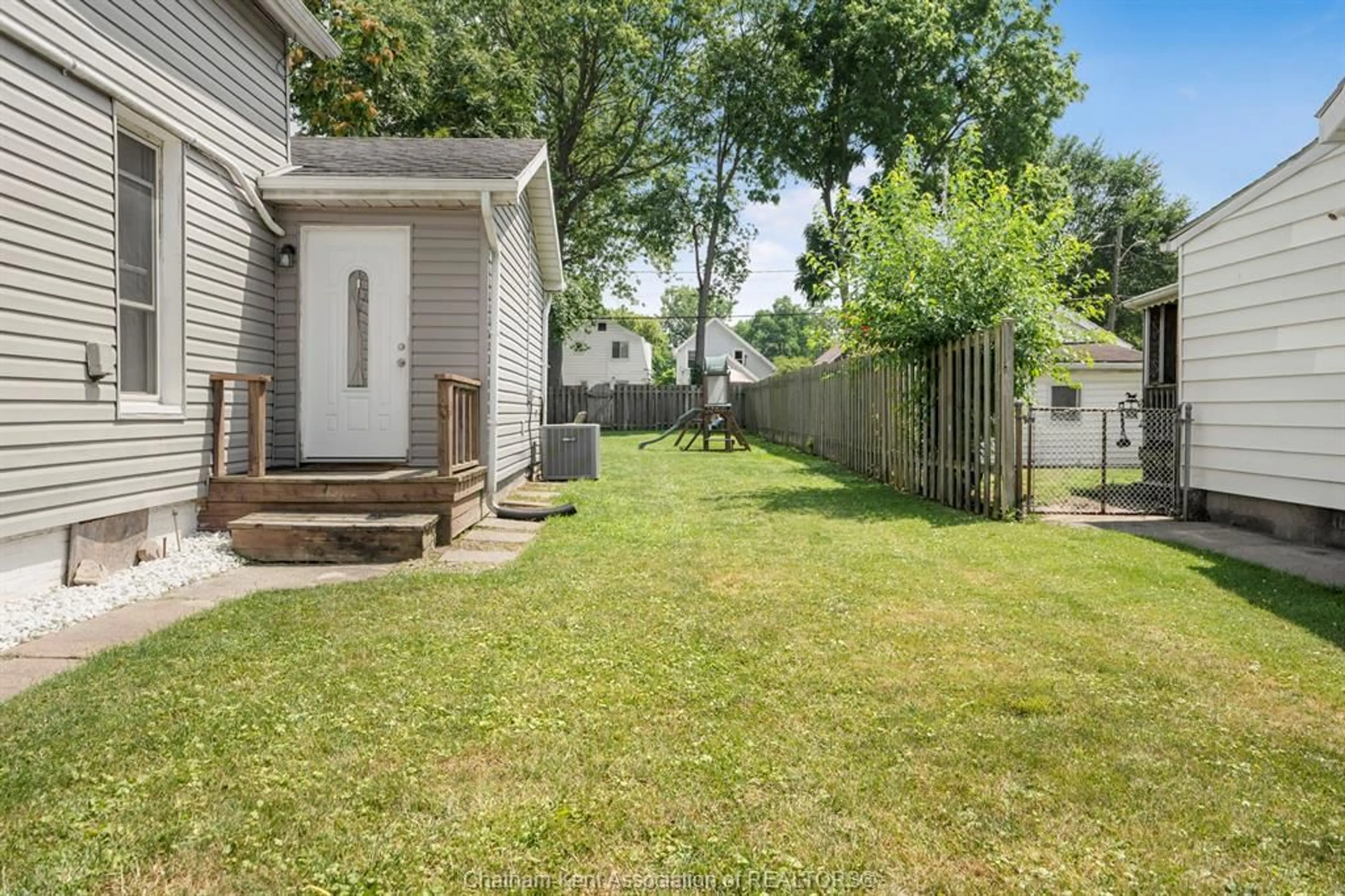 Patio, street for 252 Selkirk St, Chatham Ontario N7L 1Z6
