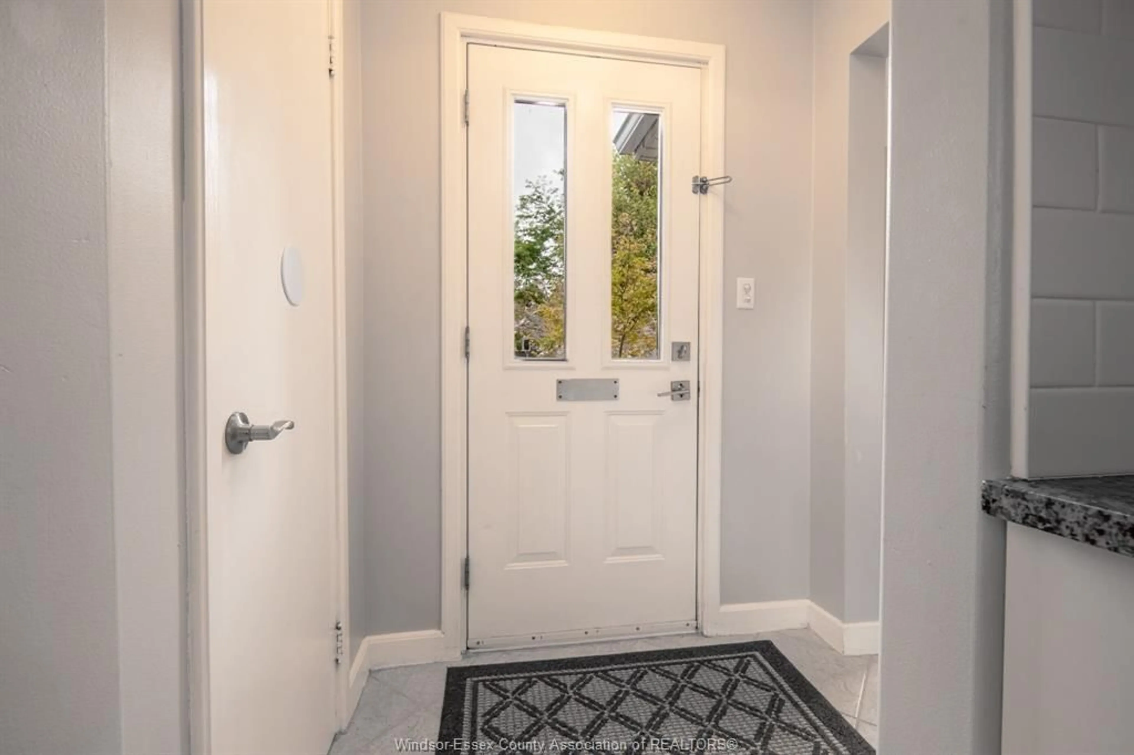 Indoor entryway for 866 BELLEPERCHE Pl, Windsor Ontario N8S 3C1