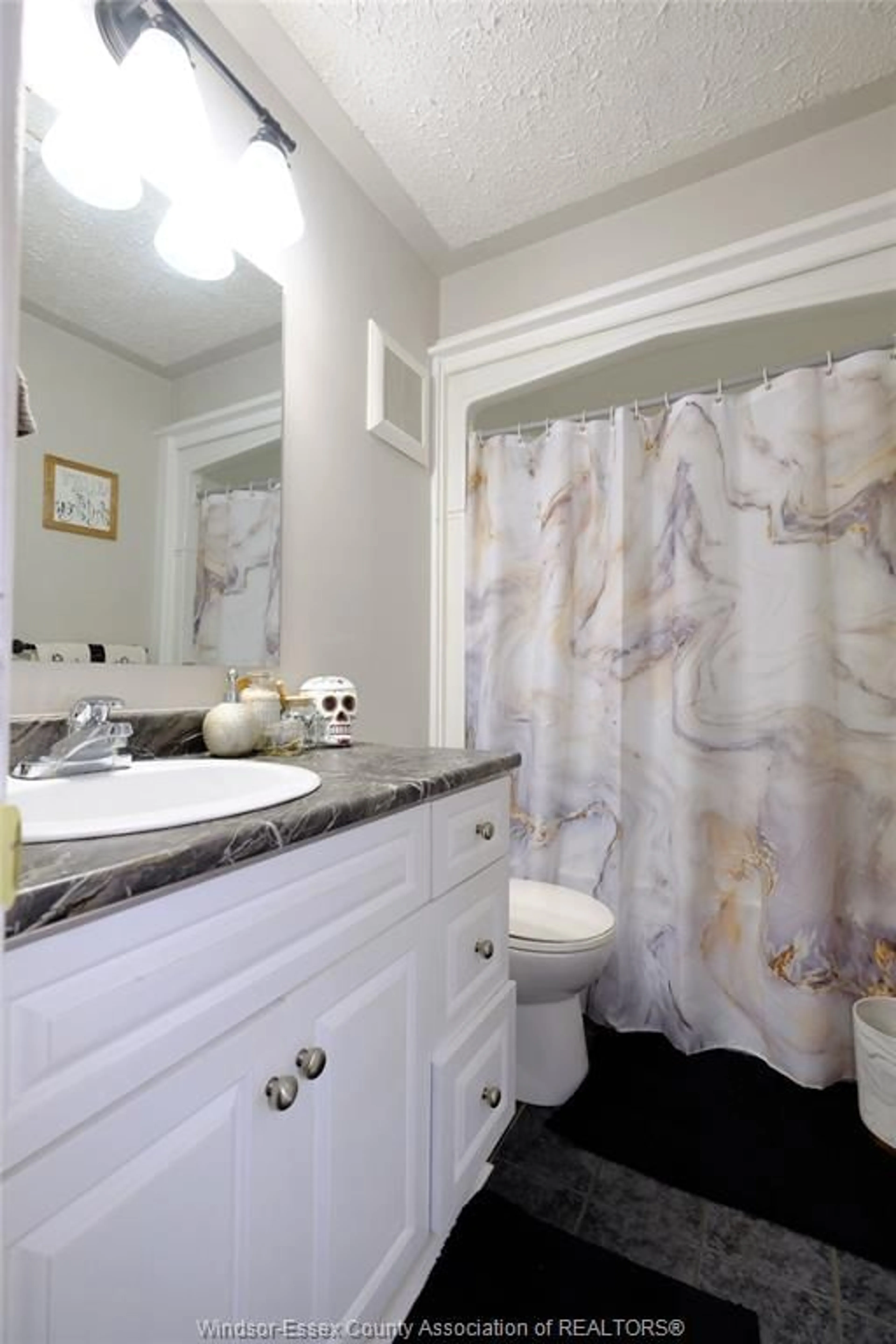 Standard bathroom, ceramic/tile floor for 49 Delta, Harrow Ontario N0R 1G0