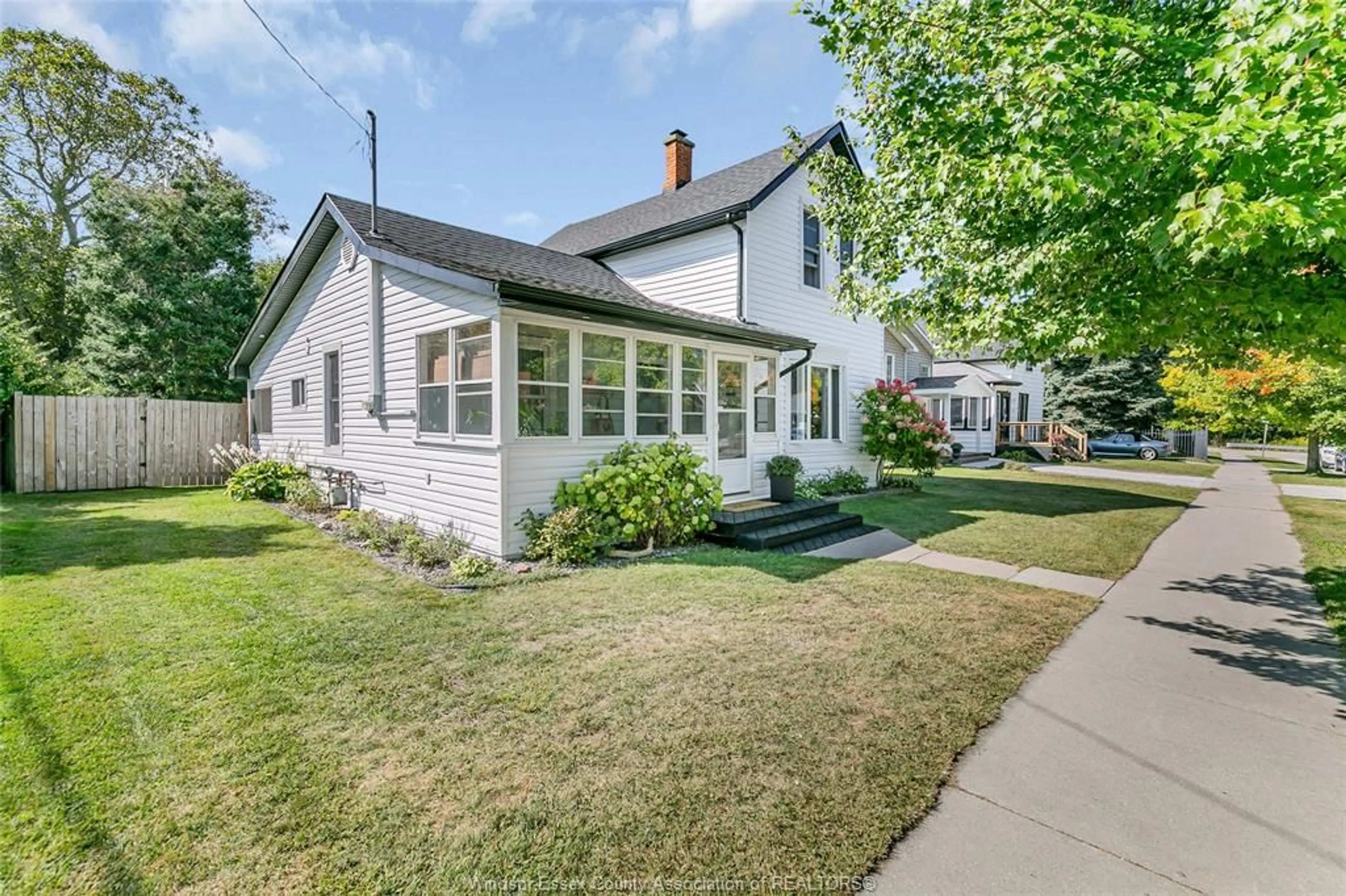 Home with vinyl exterior material, street for 79 WALNUT St, Kingsville Ontario N9Y 1J1