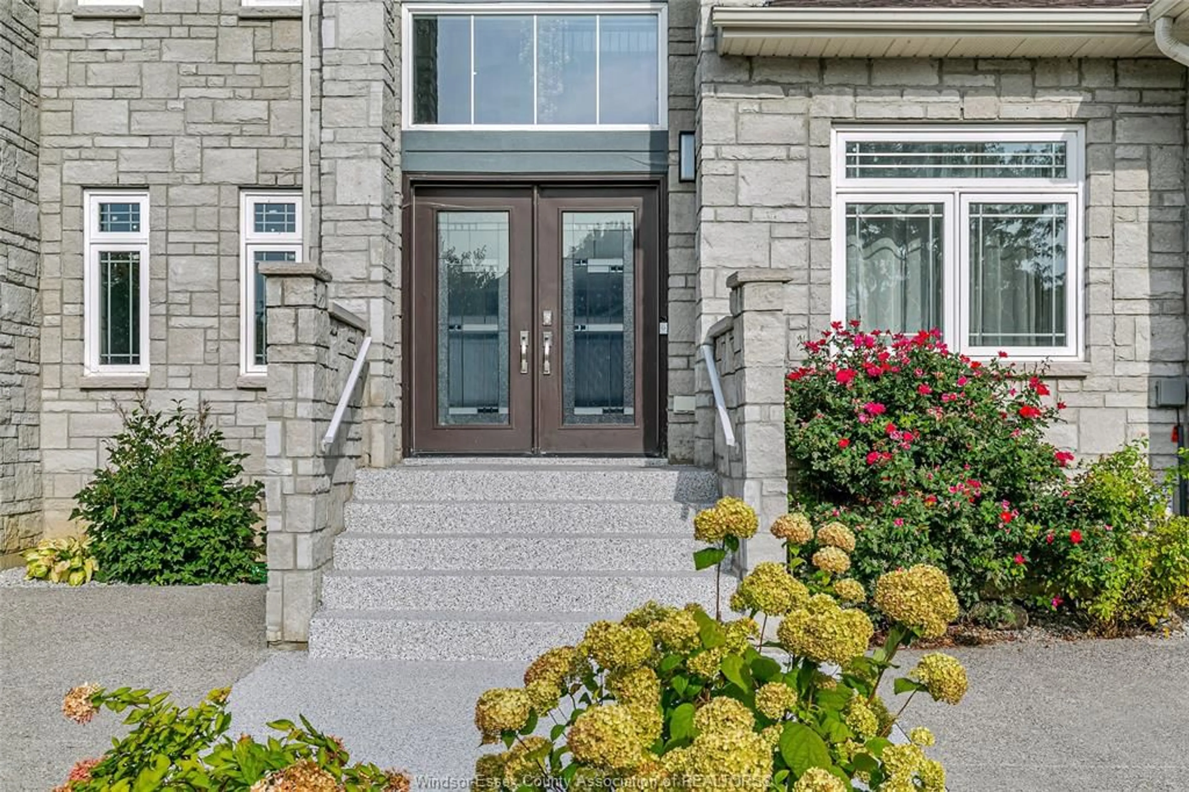 Indoor entryway for 300 SHOREVIEW Cir, Windsor Ontario N8P 1M7