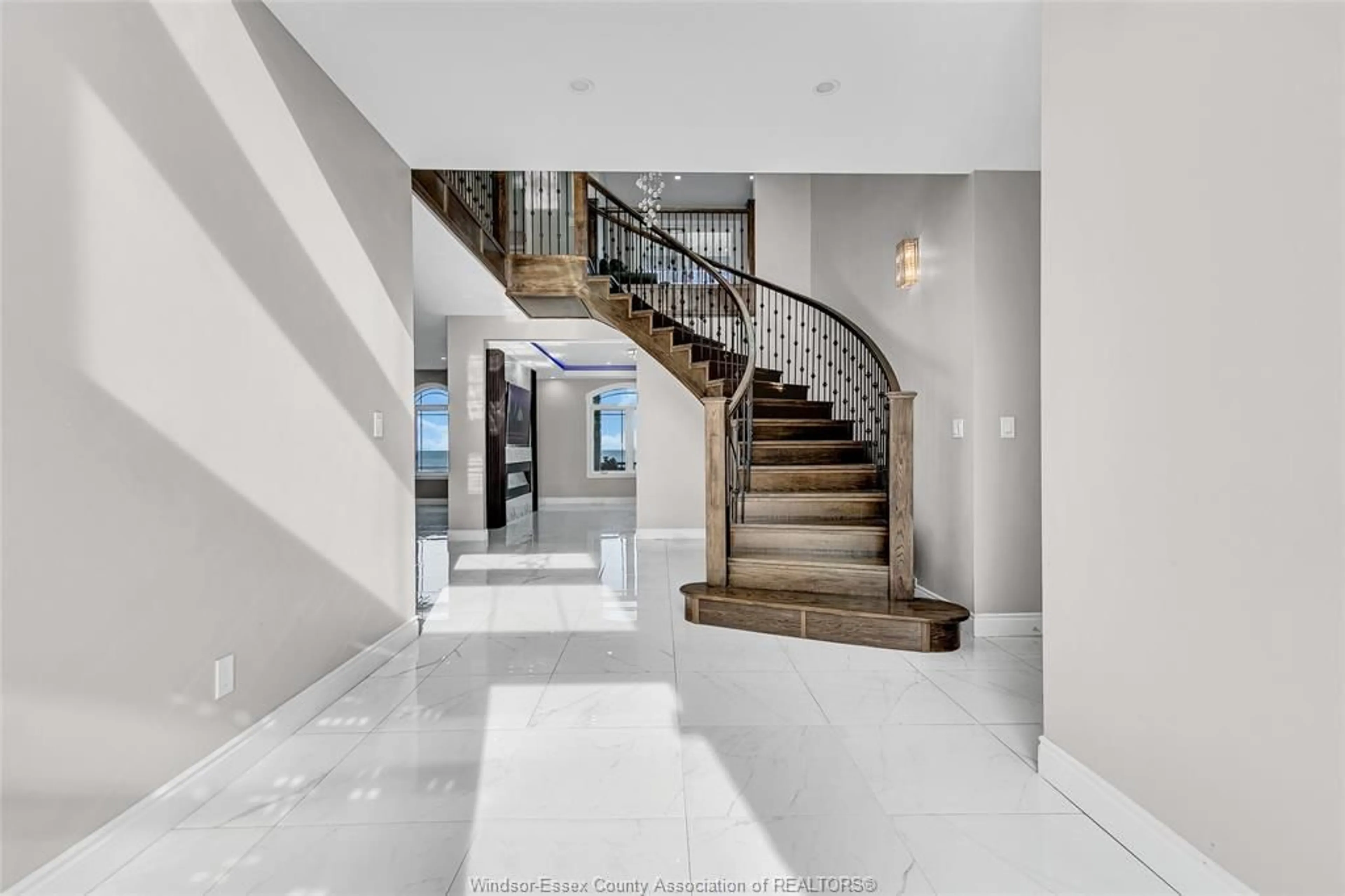 Indoor foyer for 300 SHOREVIEW Cir, Windsor Ontario N8P 1M7