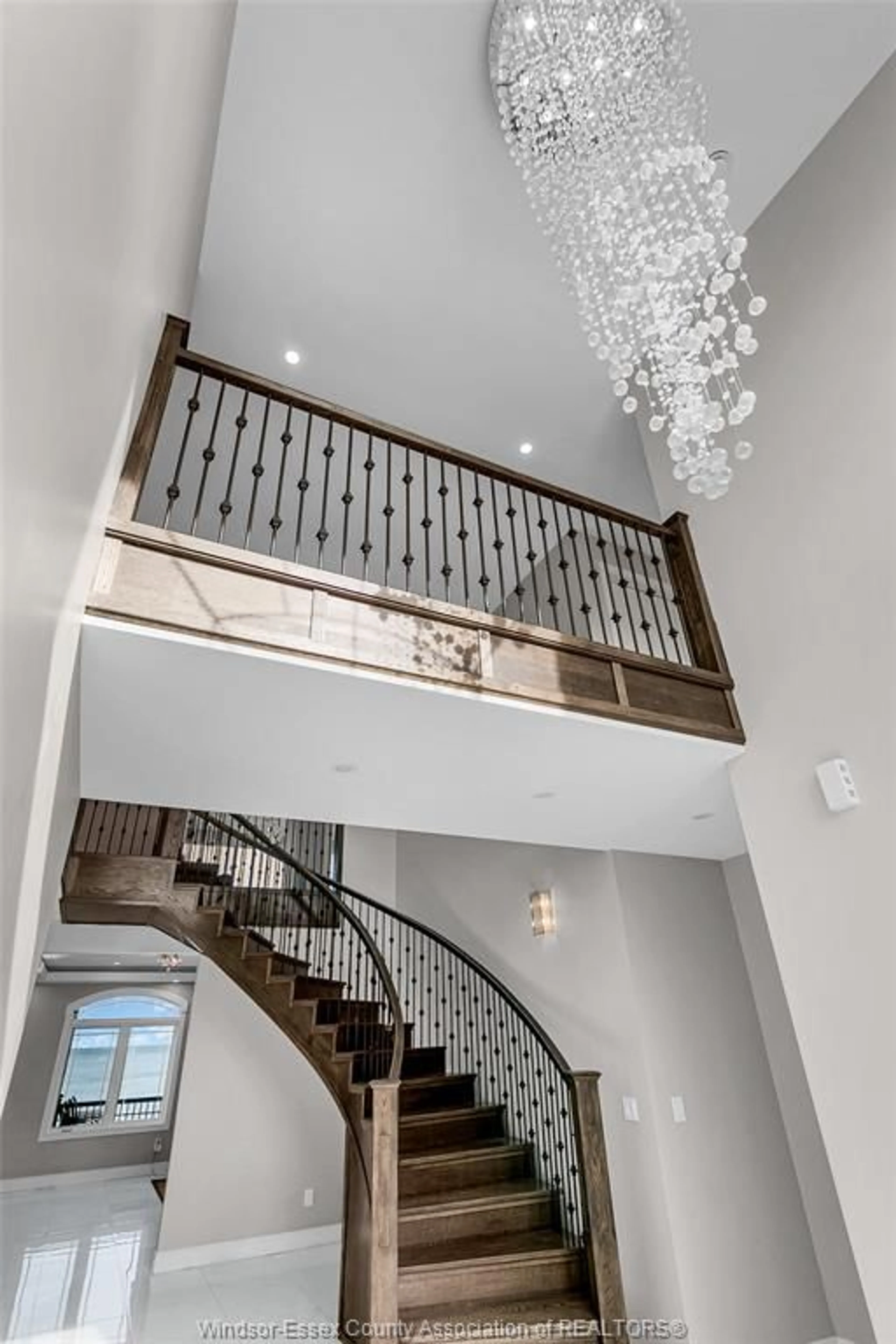 Stairs for 300 SHOREVIEW Cir, Windsor Ontario N8P 1M7