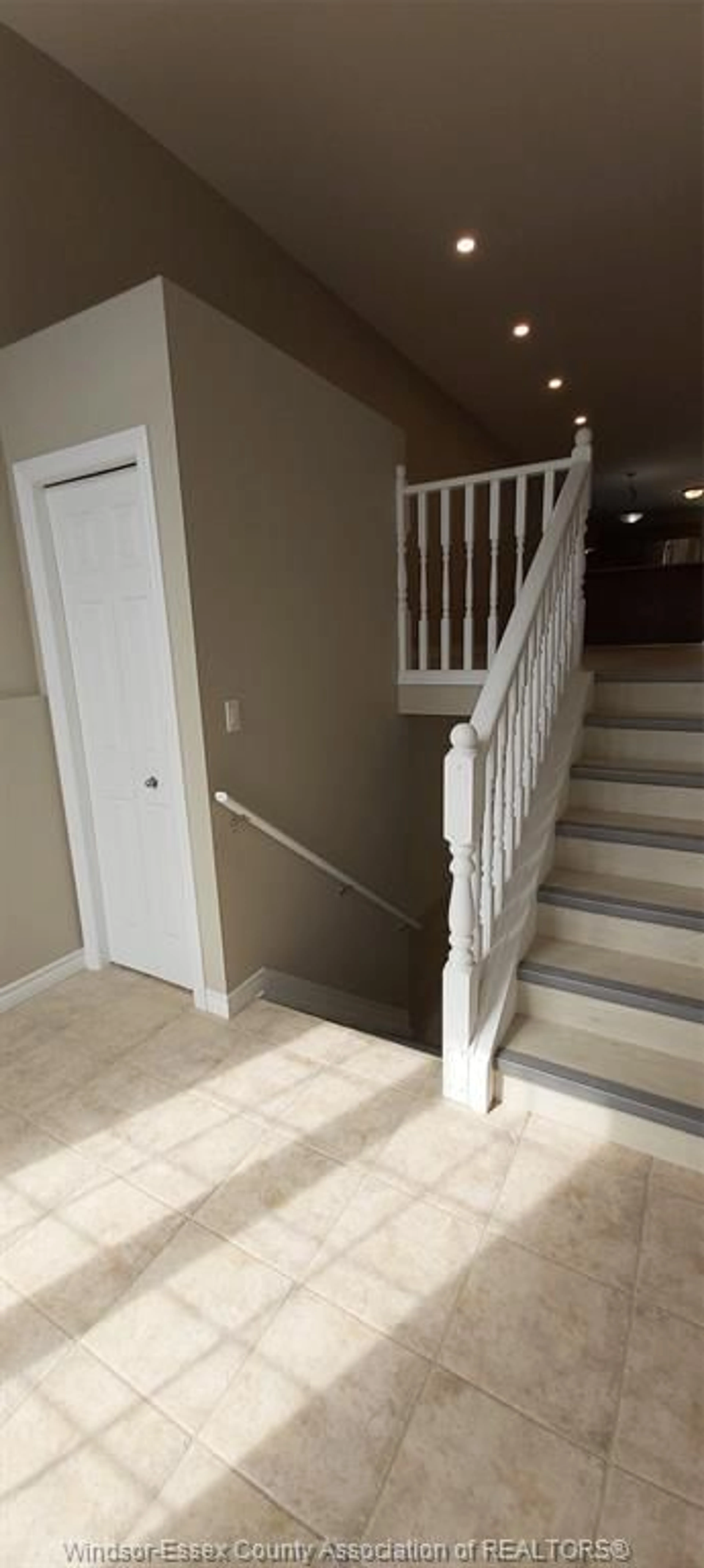 Stairs for 11810 ROCKLAND St, Windsor Ontario N8P 1Z8