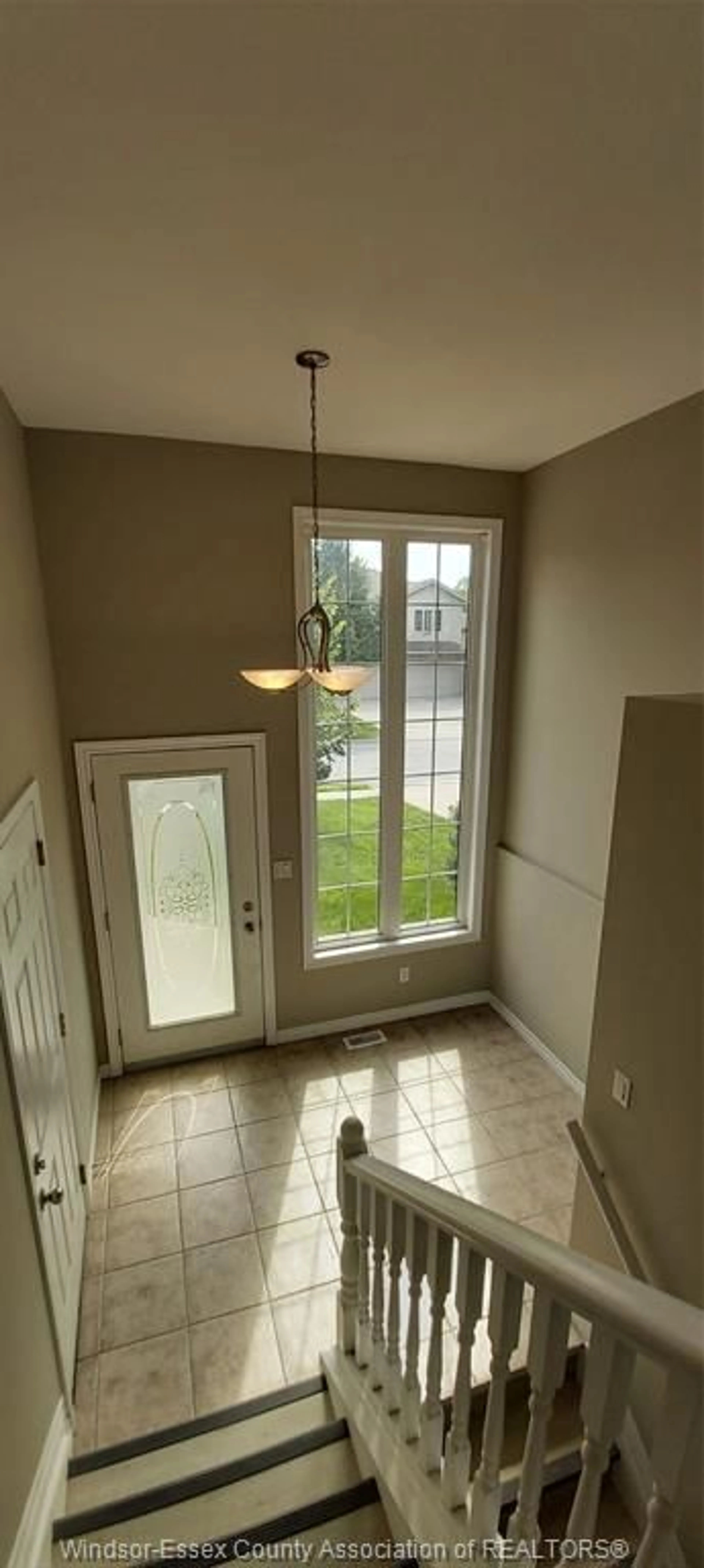 Indoor entryway for 11810 ROCKLAND St, Windsor Ontario N8P 1Z8