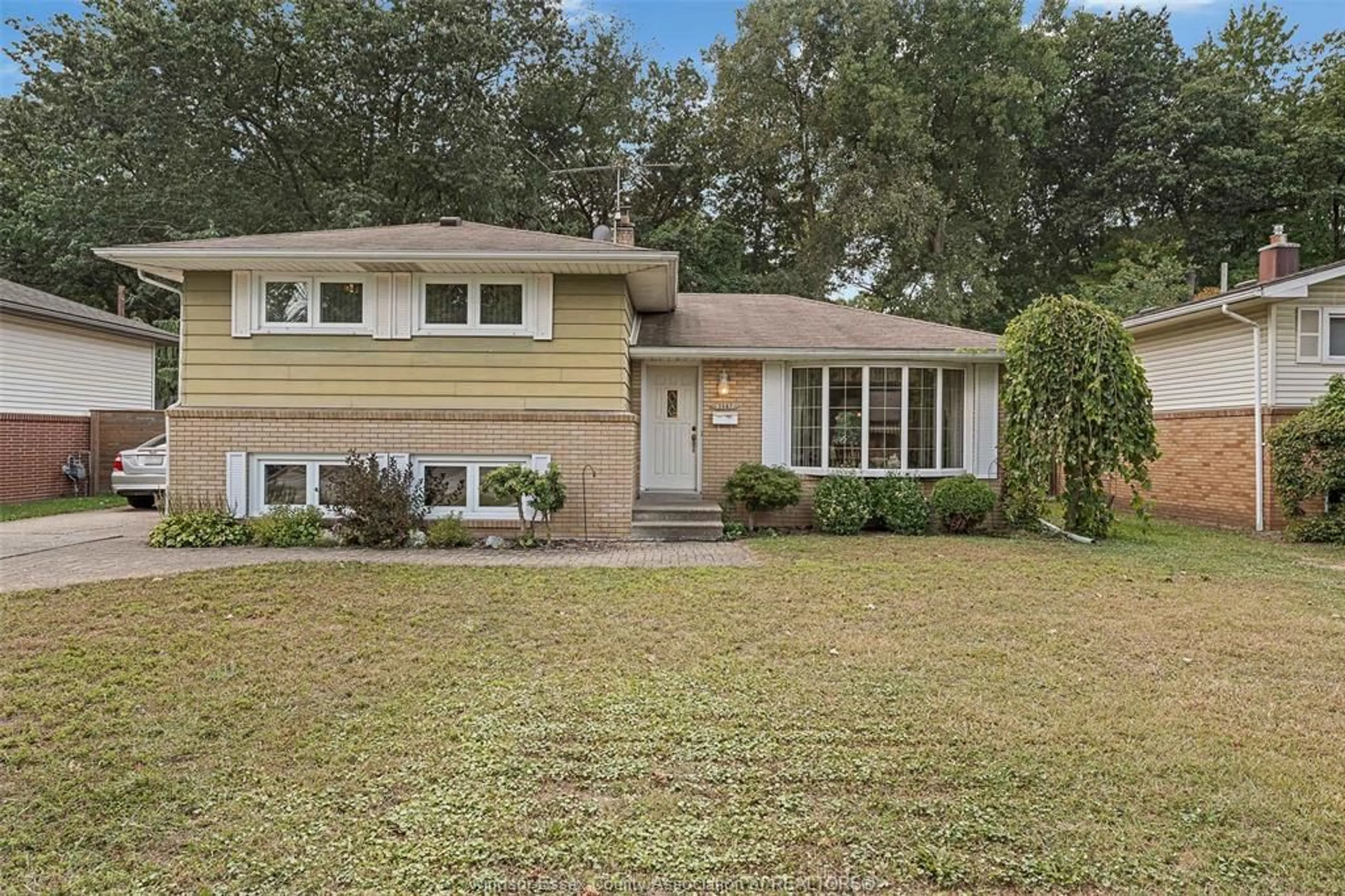 Home with vinyl exterior material, street for 3487 ASKIN Ave, Windsor Ontario N9E 3J8