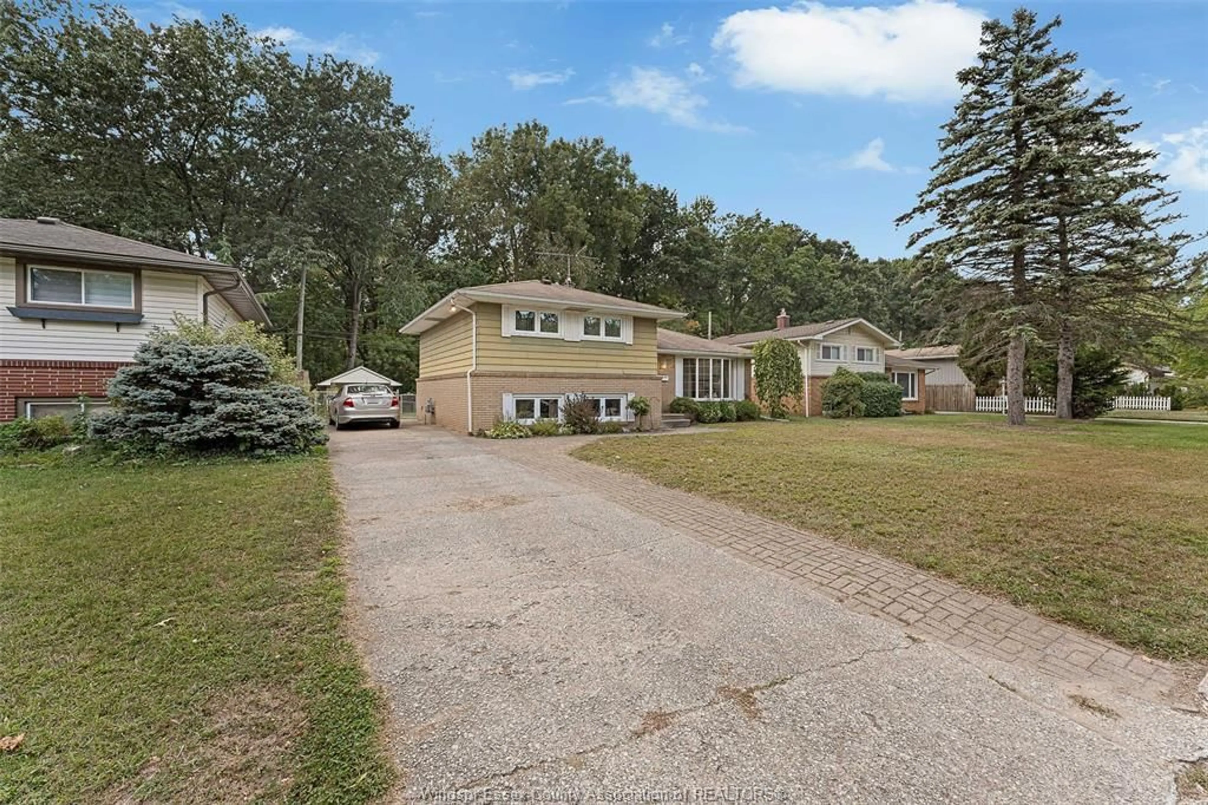 A pic from outside/outdoor area/front of a property/back of a property/a pic from drone, street for 3487 ASKIN Ave, Windsor Ontario N9E 3J8