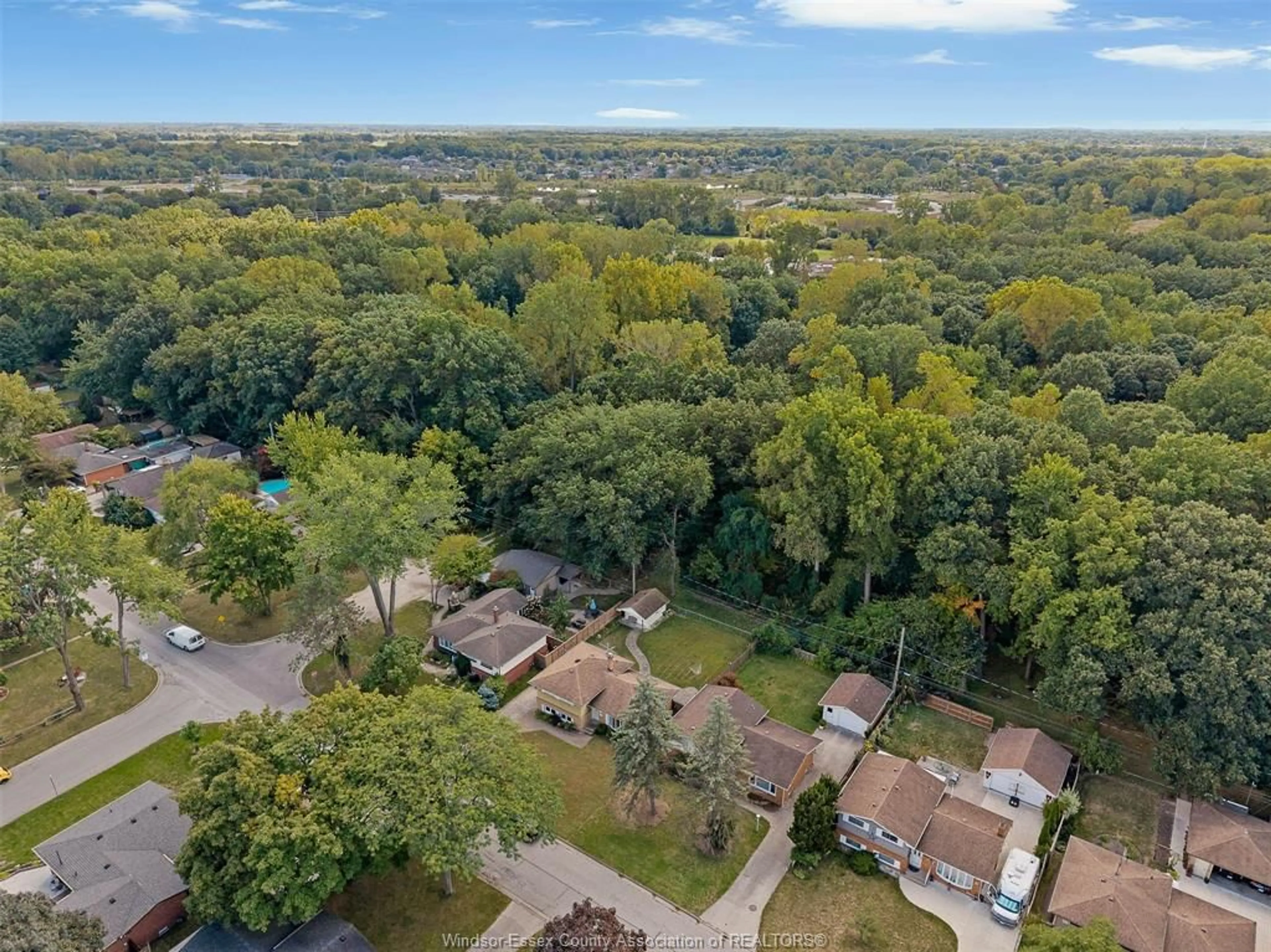 A pic from outside/outdoor area/front of a property/back of a property/a pic from drone, forest/trees view for 3487 ASKIN Ave, Windsor Ontario N9E 3J8