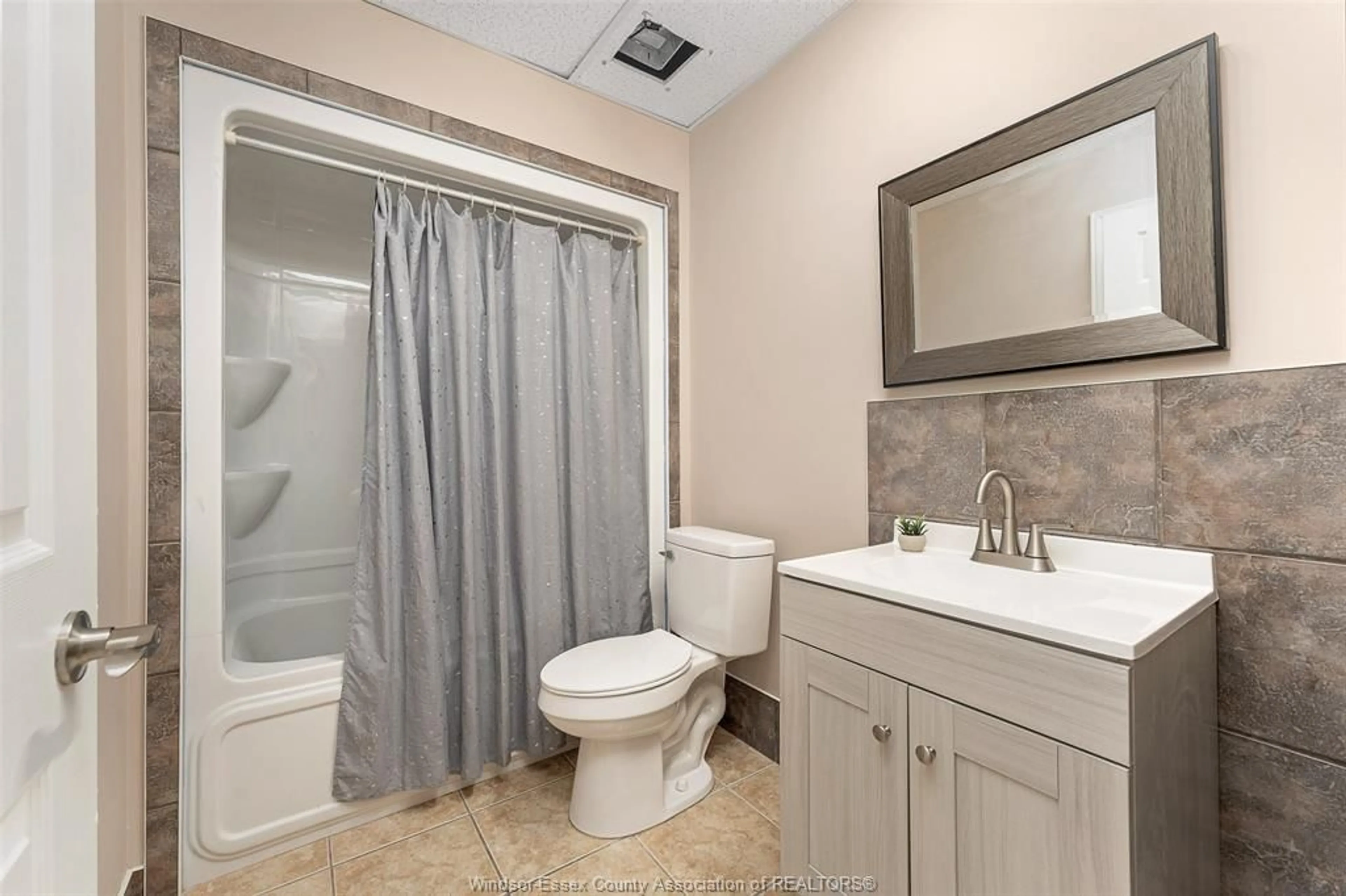 Standard bathroom, ceramic/tile floor for 4753 LAVENDER, Windsor Ontario N9G 3A7