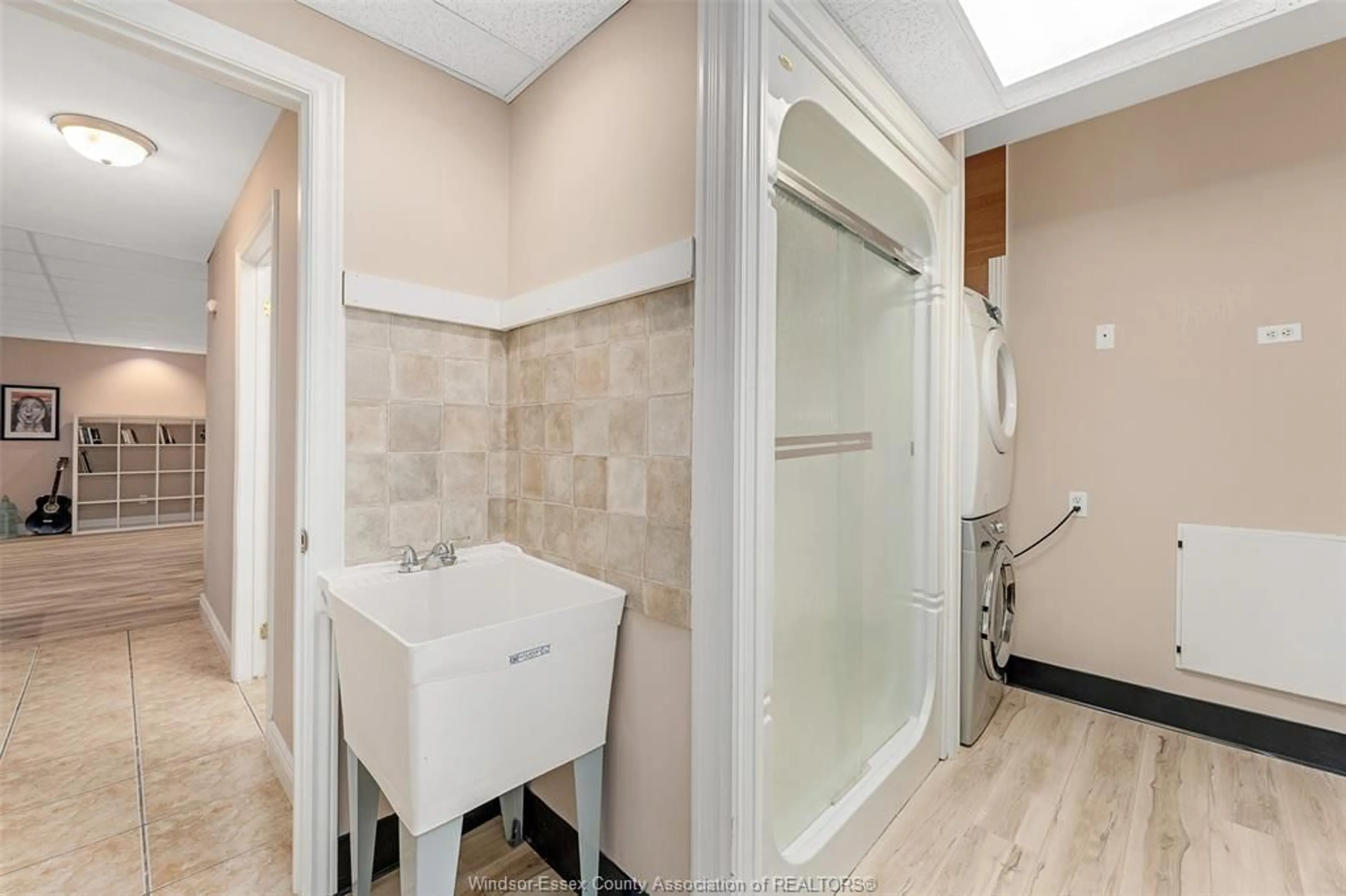 Standard bathroom, ceramic/tile floor for 4753 LAVENDER, Windsor Ontario N9G 3A7