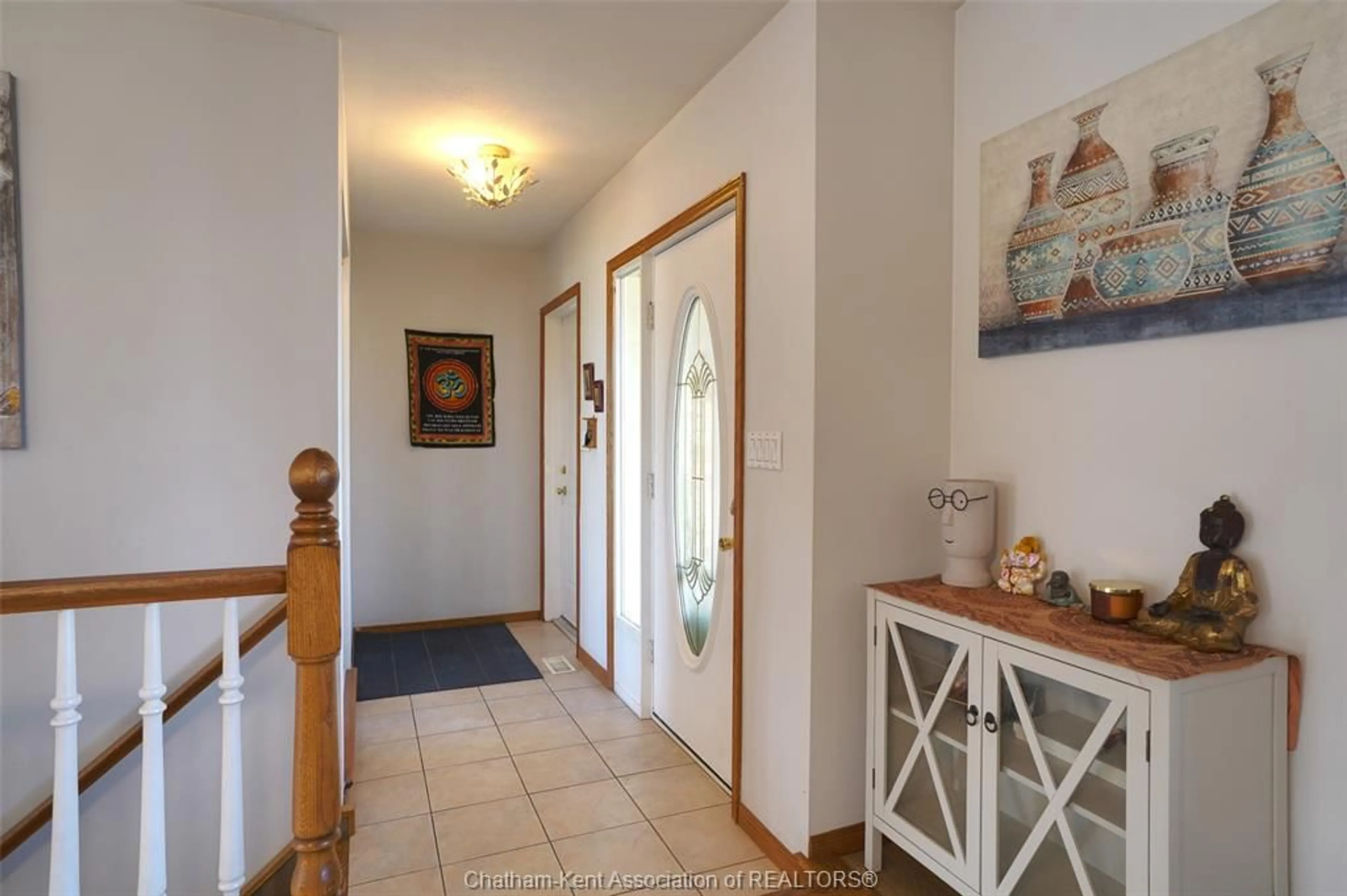 Indoor foyer for 204 Garden Path, Chatham Ontario N7M 5M3