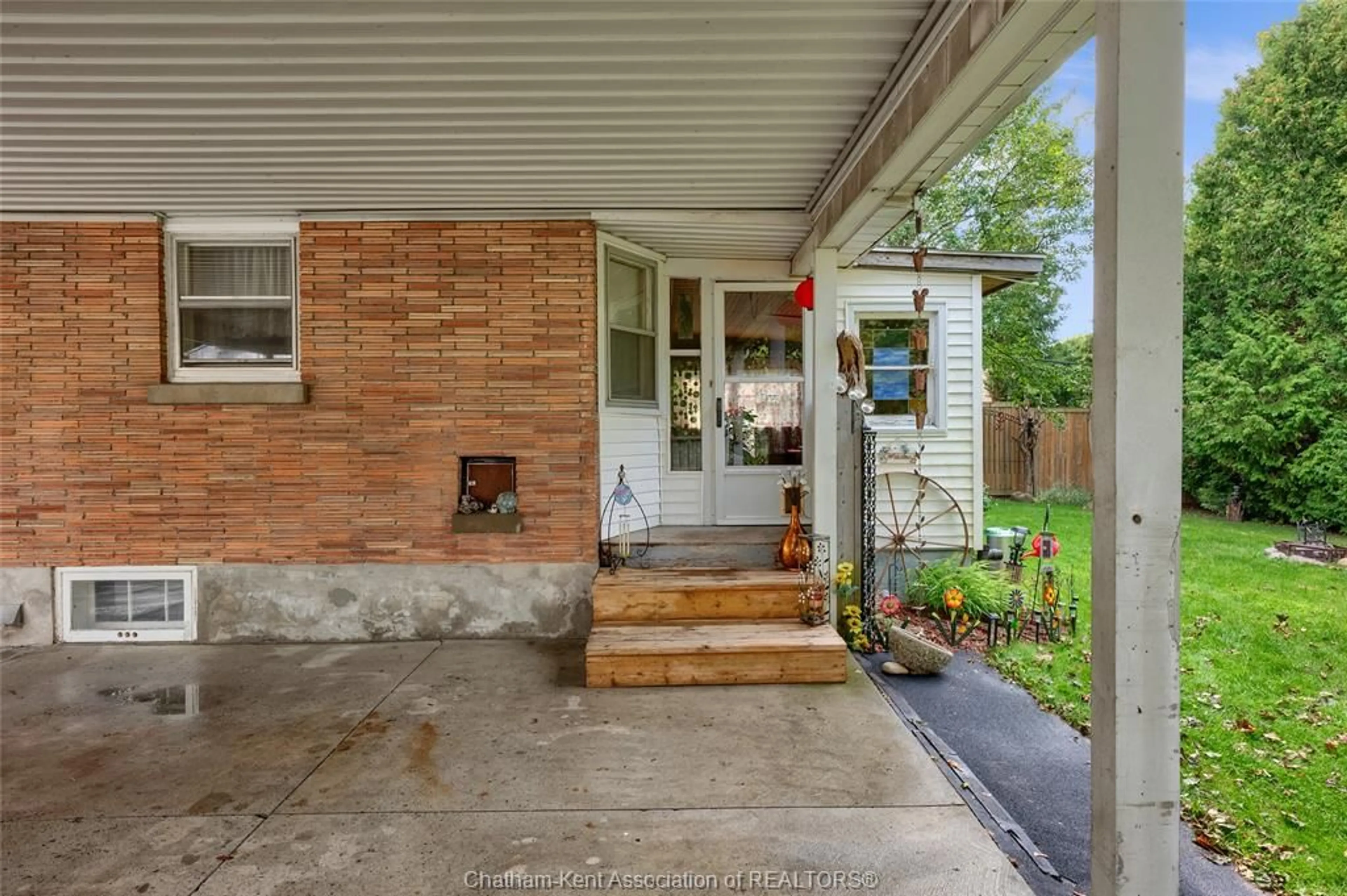 Indoor entryway for 171 Tweedsmuir Ave, Chatham Ontario N7M 4A1