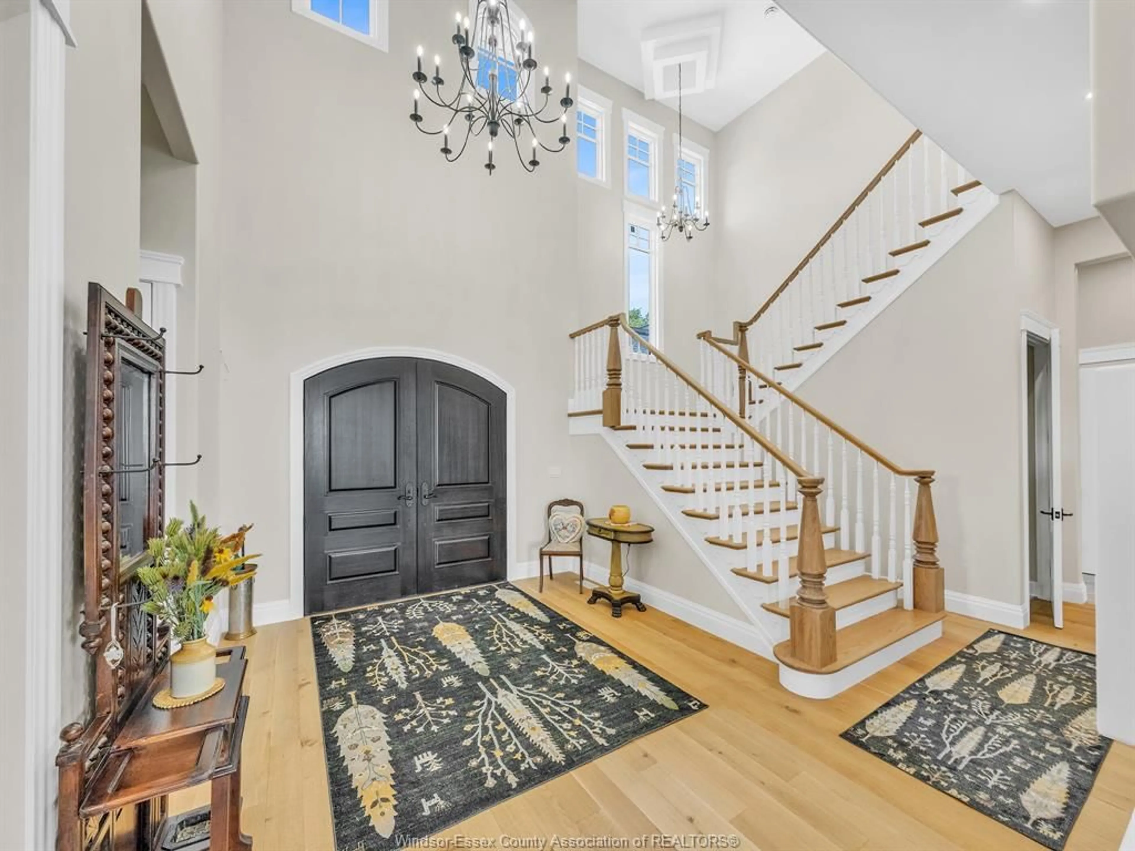 Indoor entryway for 1913 HERITAGE Rd, Kingsville Ontario N9Y 2E6