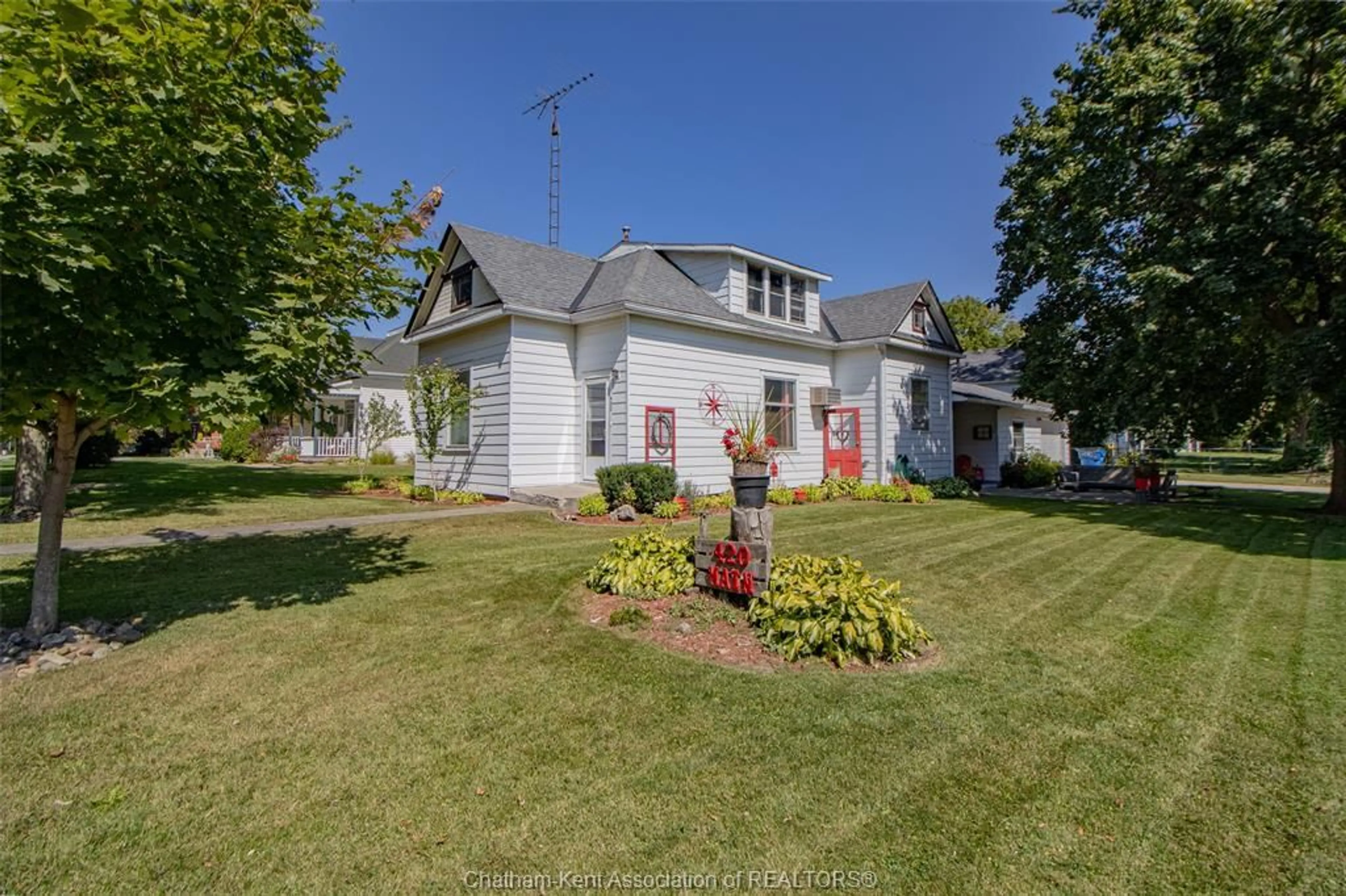 A pic from outside/outdoor area/front of a property/back of a property/a pic from drone, street for 420 MAIN St, Bothwell Ontario N0P 1C0