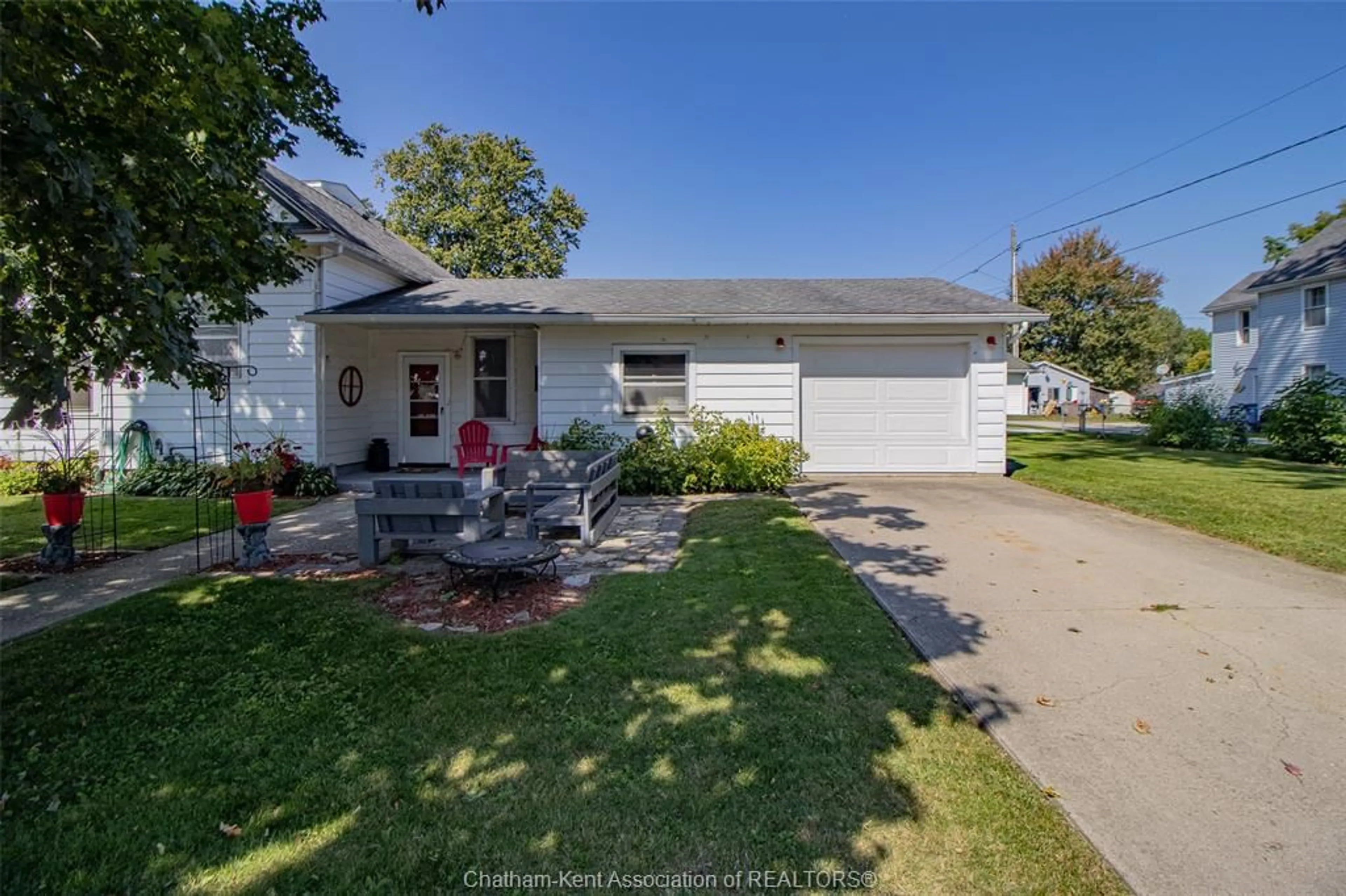A pic from outside/outdoor area/front of a property/back of a property/a pic from drone, street for 420 MAIN St, Bothwell Ontario N0P 1C0