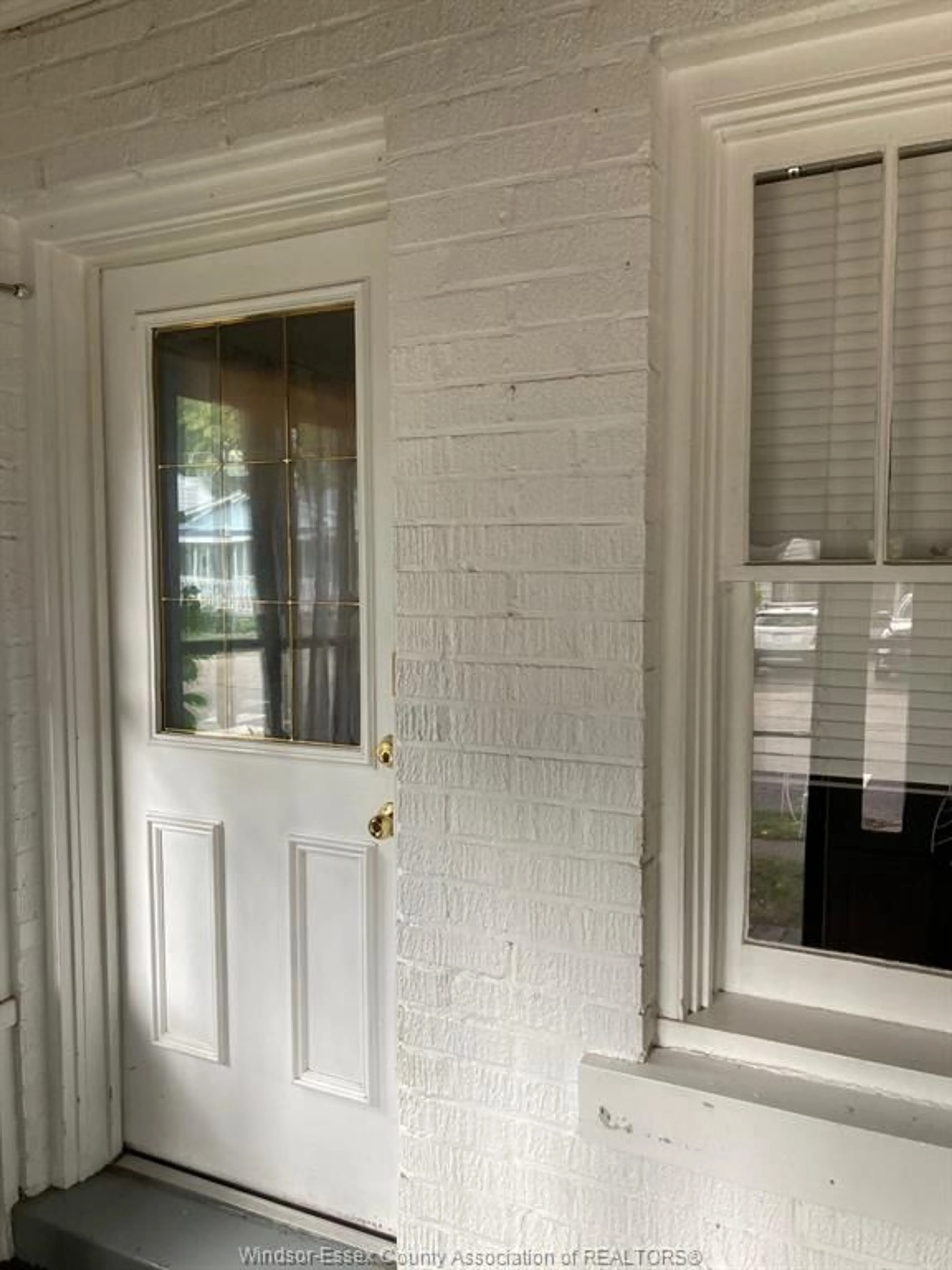 Indoor entryway for 2216 CHURCH St, Windsor Ontario N8X 1V9