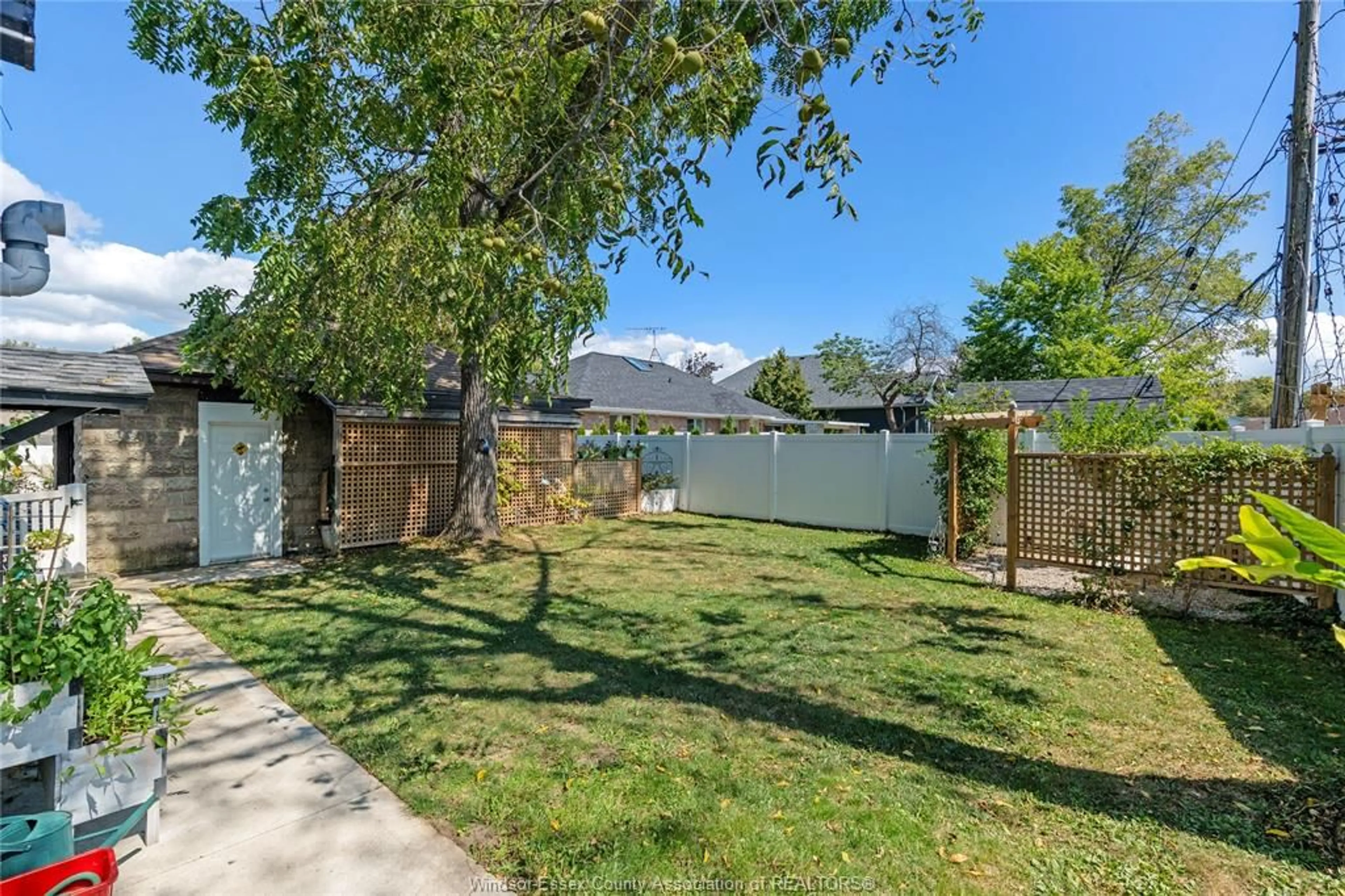 A pic from outside/outdoor area/front of a property/back of a property/a pic from drone, water/lake/river/ocean view for 261 DIVISION St, Kingsville Ontario N9Y 1R7