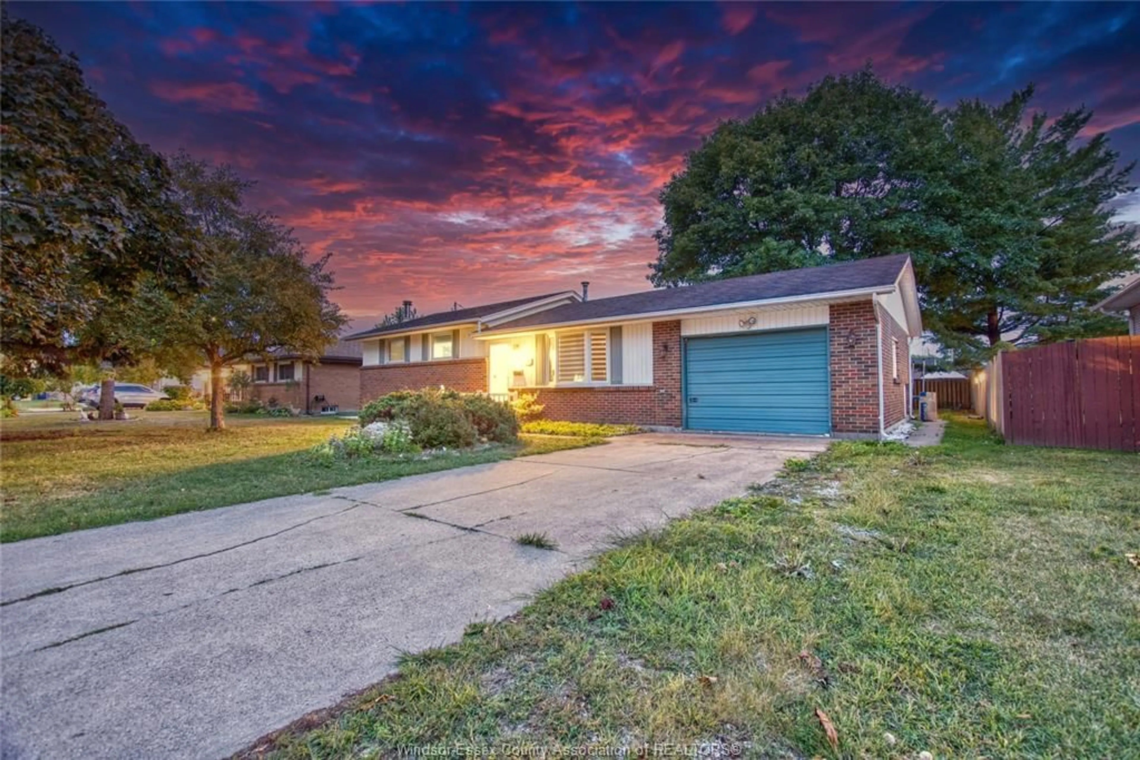 A pic from outside/outdoor area/front of a property/back of a property/a pic from drone, street for 881 LOUNSBOROUGH, Windsor Ontario N9G 1G2