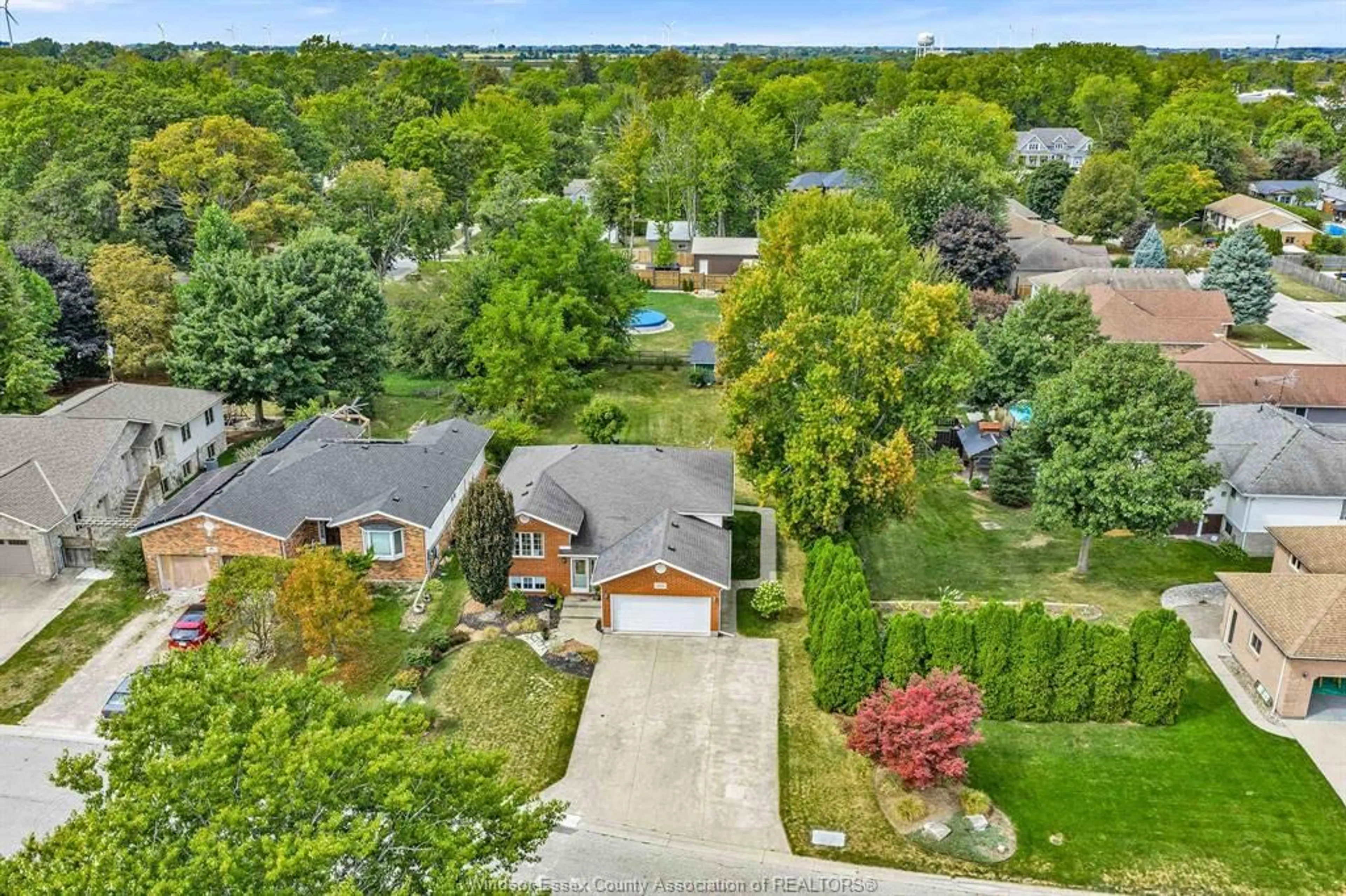 A pic from outside/outdoor area/front of a property/back of a property/a pic from drone, street for 189 Woodland, Harrow Ontario N0R 1G0