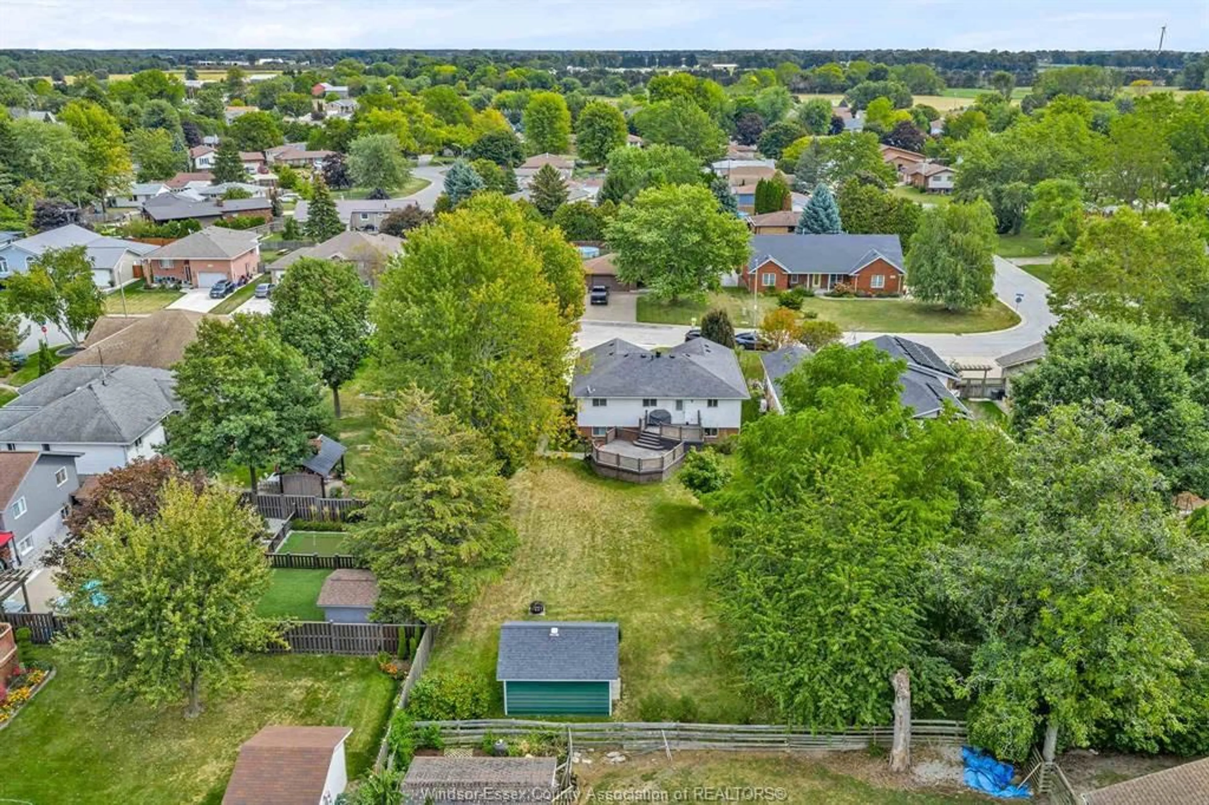 A pic from outside/outdoor area/front of a property/back of a property/a pic from drone, unknown for 189 Woodland, Harrow Ontario N0R 1G0