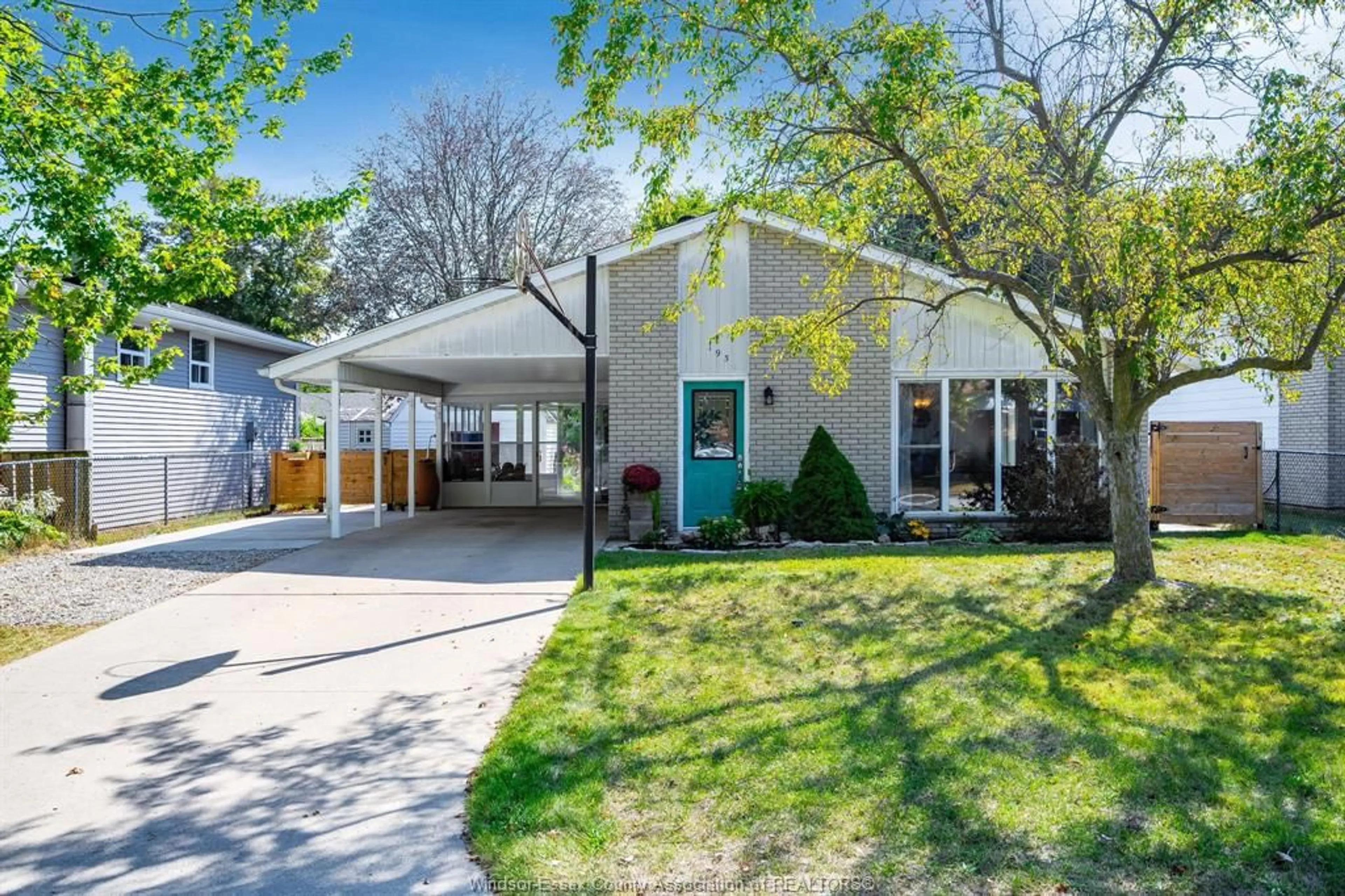 Home with vinyl exterior material, street for 193 James Ave, Kingsville Ontario N9Y 3N3