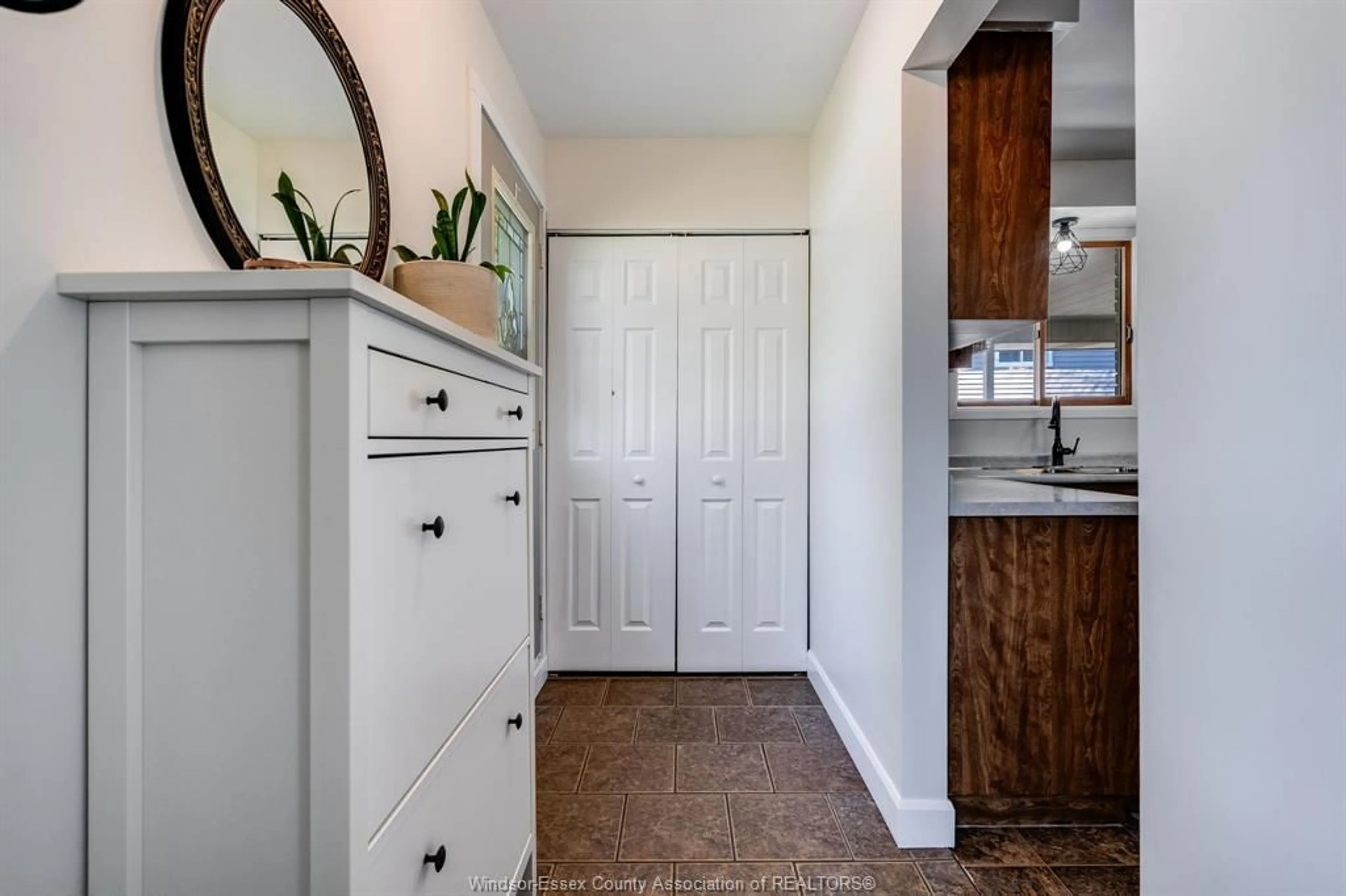 Indoor entryway for 193 James Ave, Kingsville Ontario N9Y 3N3