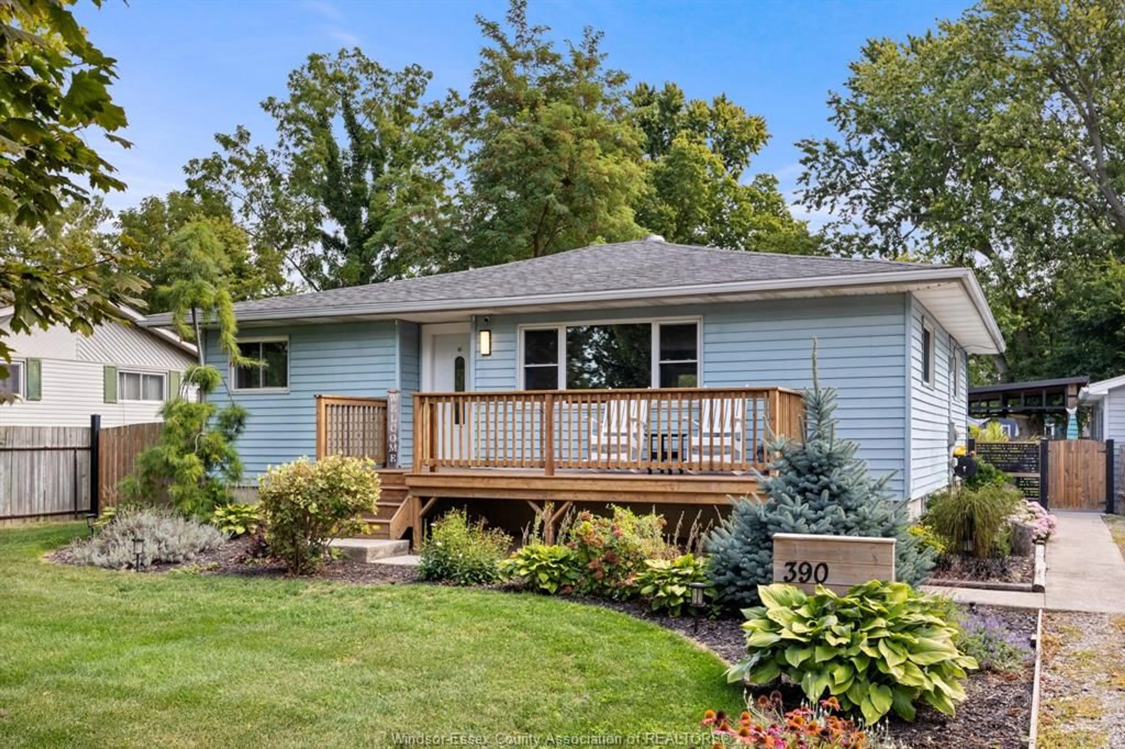 Home with vinyl exterior material, unknown for 390 DUNN, Harrow Ontario N0R 1G0