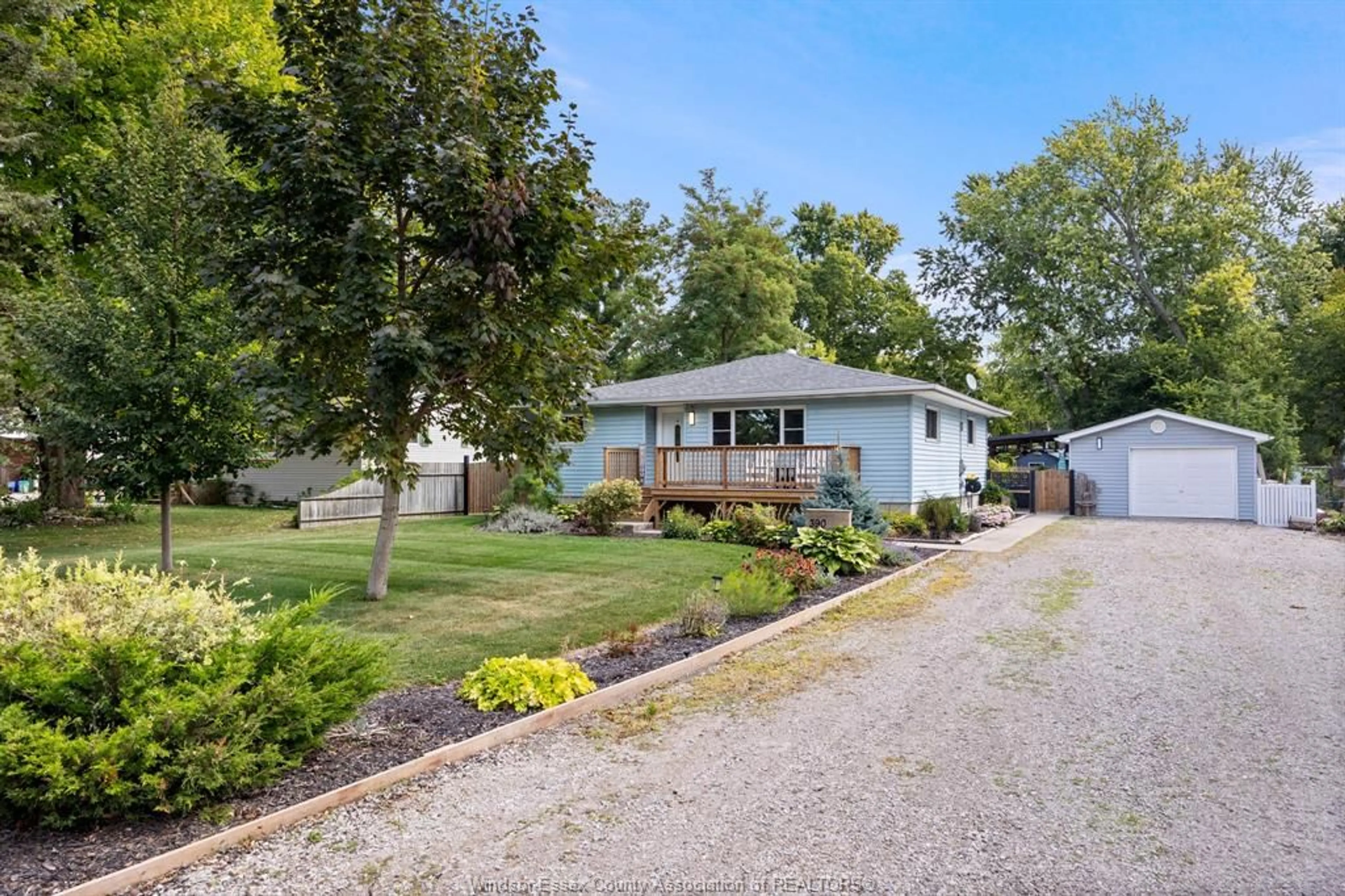 A pic from outside/outdoor area/front of a property/back of a property/a pic from drone, street for 390 DUNN, Harrow Ontario N0R 1G0