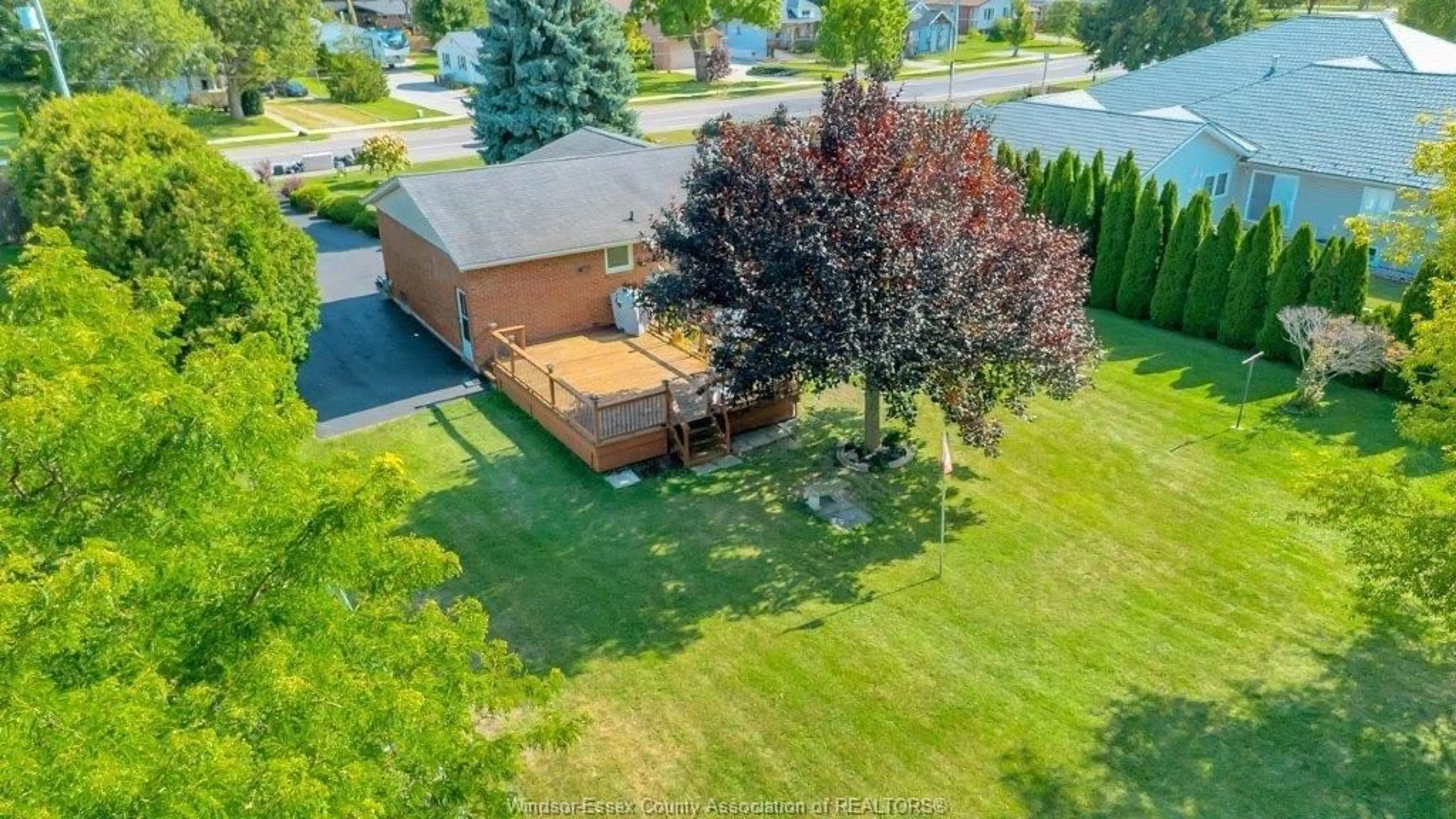 A pic from outside/outdoor area/front of a property/back of a property/a pic from drone, street for 317 VICTORIA Ave, Essex Ontario N8M 1A6