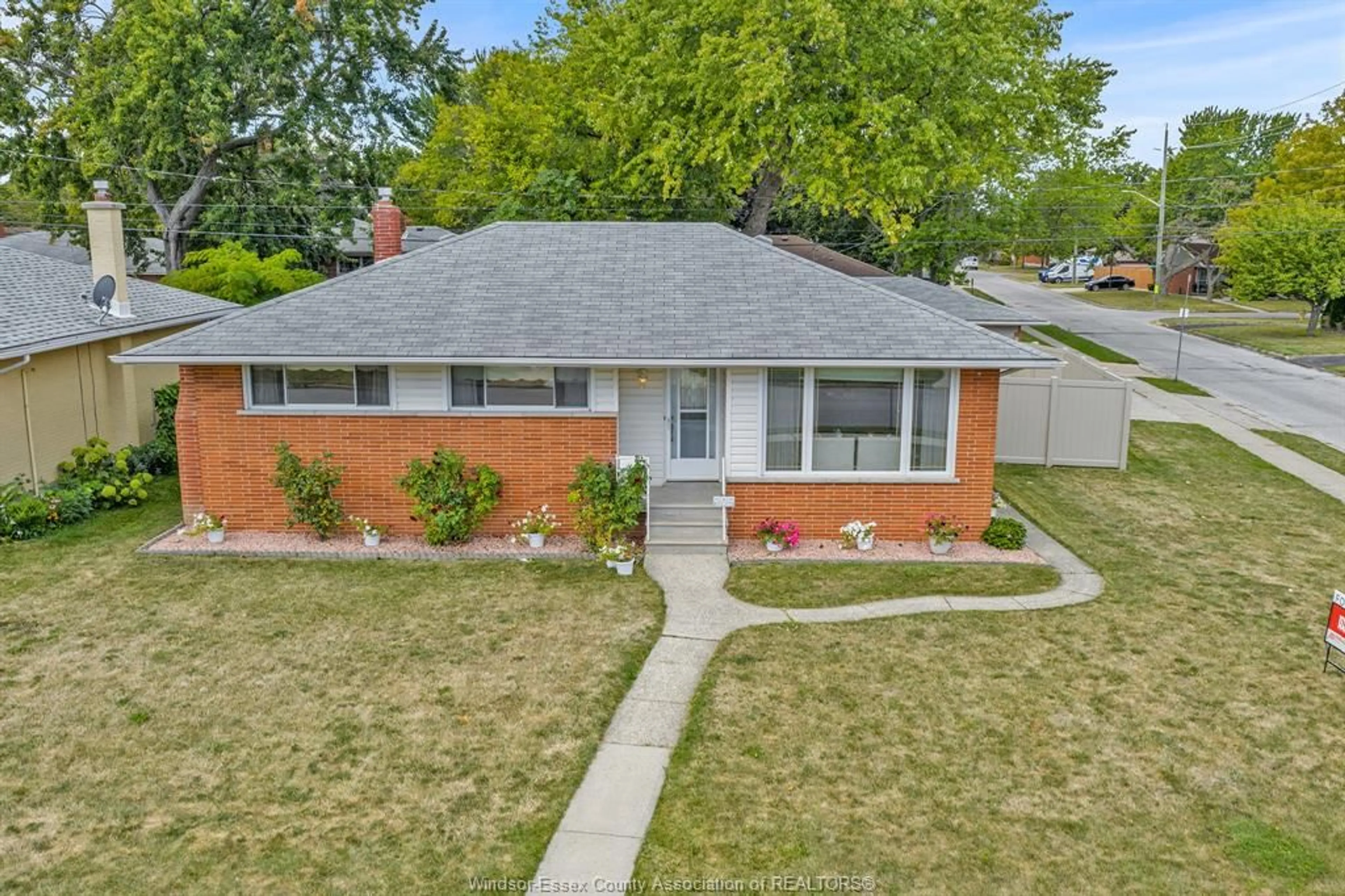 A pic from outside/outdoor area/front of a property/back of a property/a pic from drone, street for 909 RIVERDALE, Windsor Ontario N8S 4C4