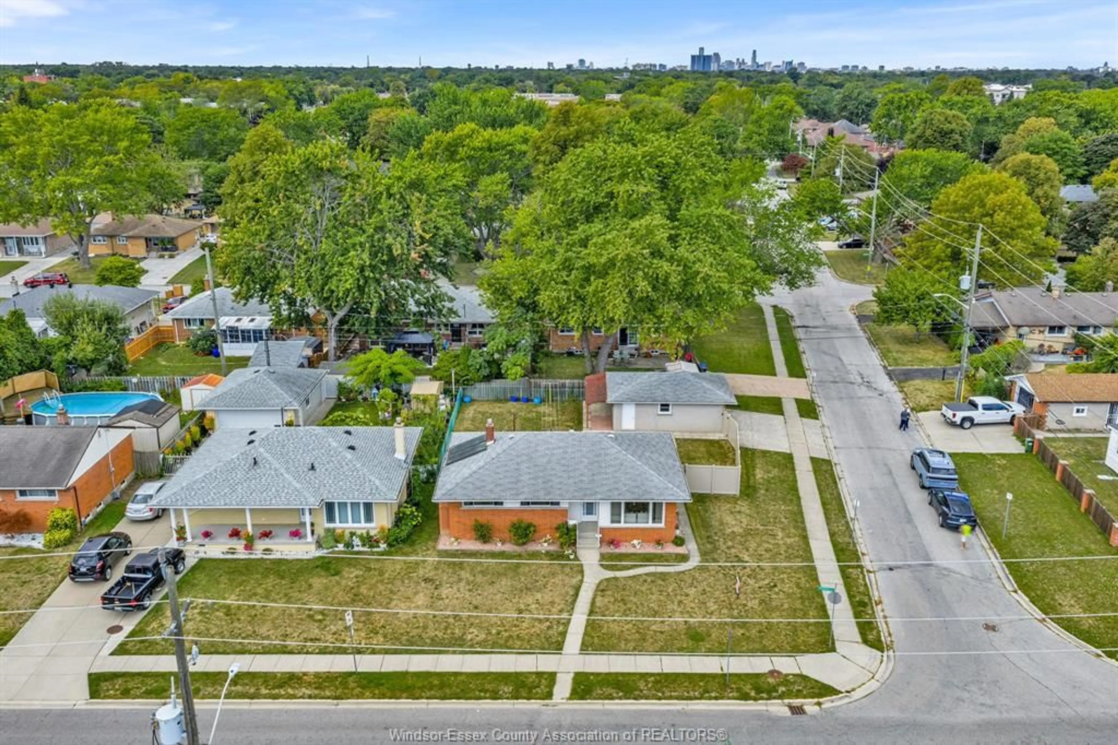 A pic from outside/outdoor area/front of a property/back of a property/a pic from drone, street for 909 RIVERDALE, Windsor Ontario N8S 4C4