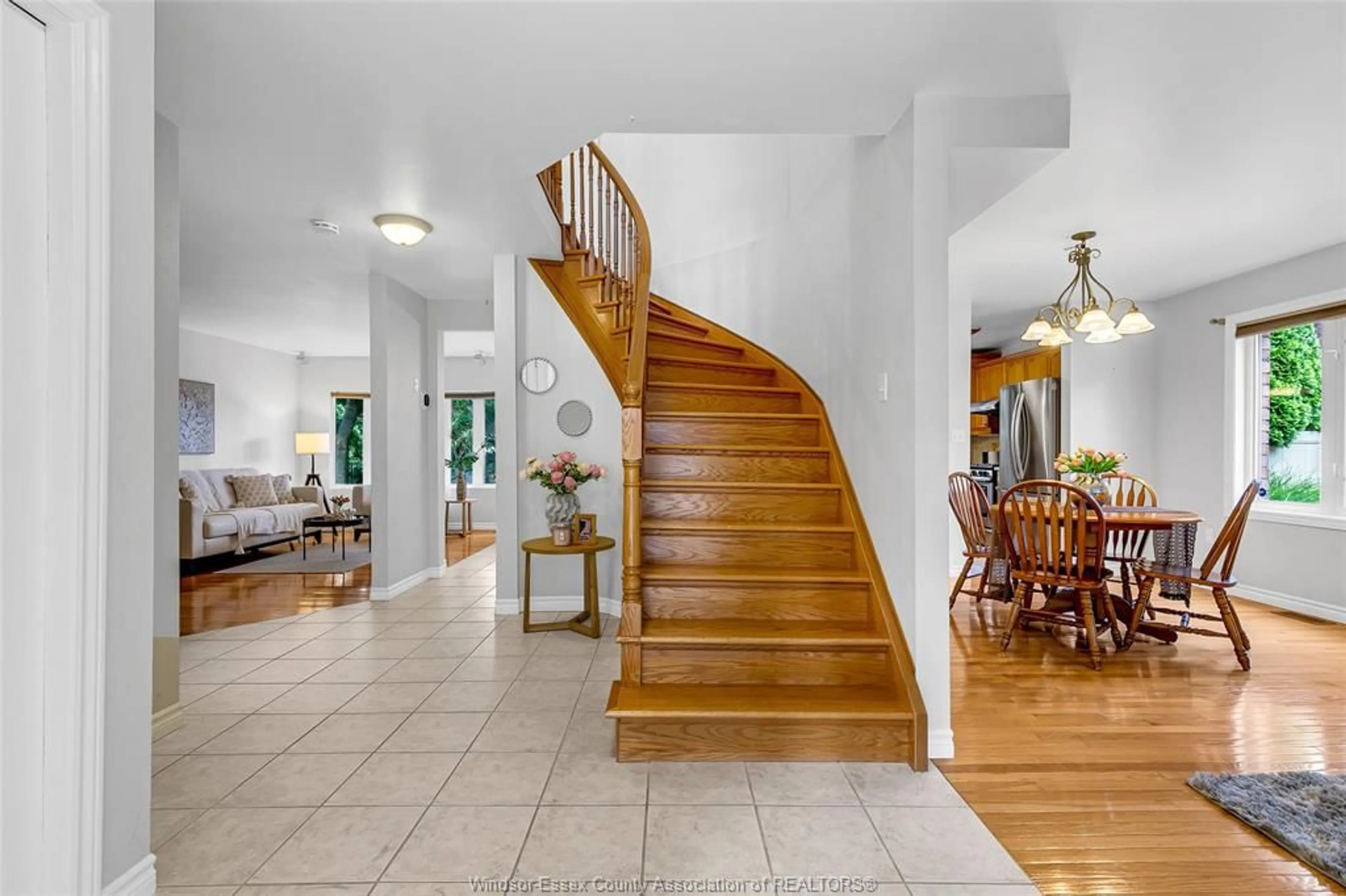 Indoor foyer for 2410 KEVIN St, LaSalle Ontario N9H 2R2