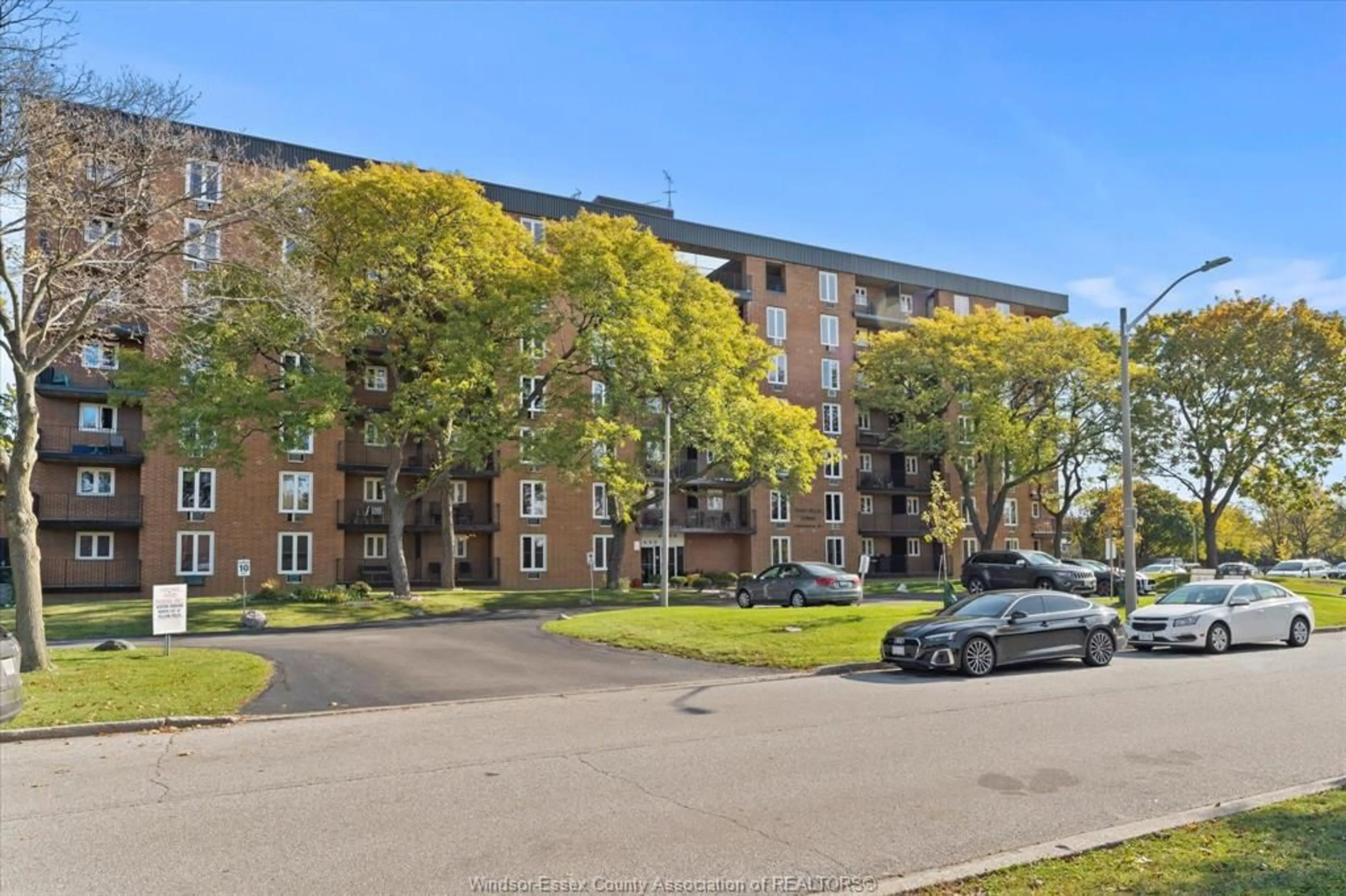 A pic from outside/outdoor area/front of a property/back of a property/a pic from drone, street for 6638 THORNBERRY Cres, Windsor Ontario N8T 2X2
