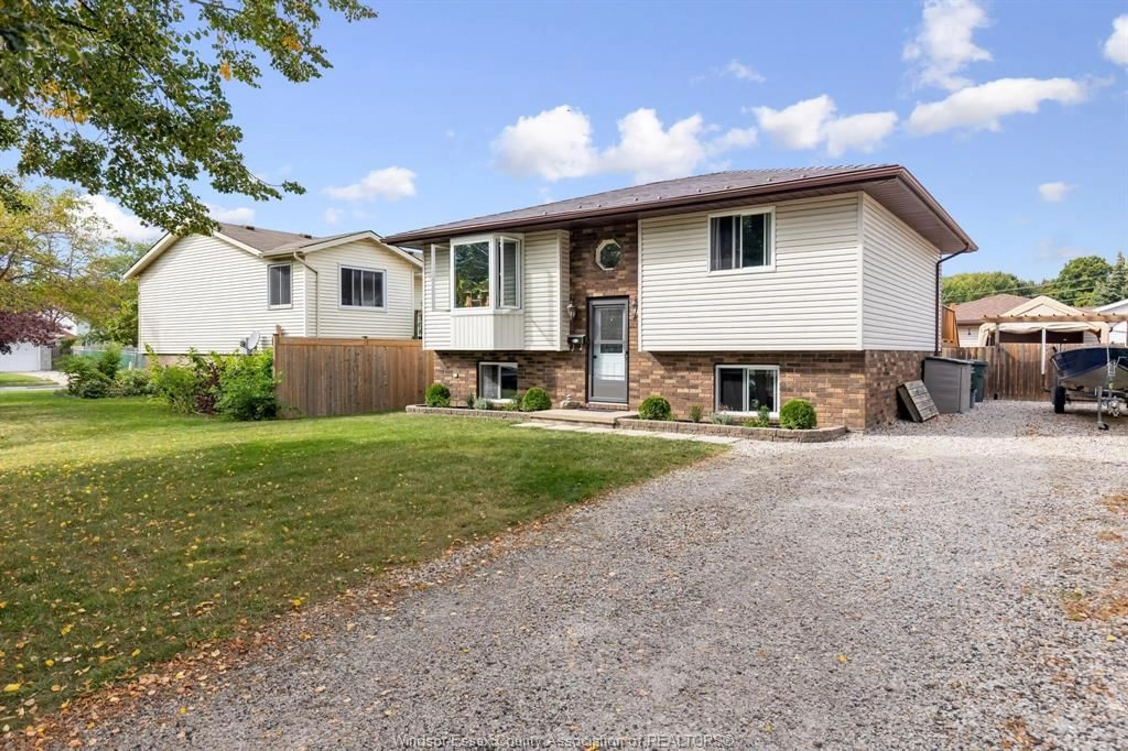Home with vinyl exterior material, street for 6 TENNESSEE Cres, Amherstburg Ontario N9V 3S7