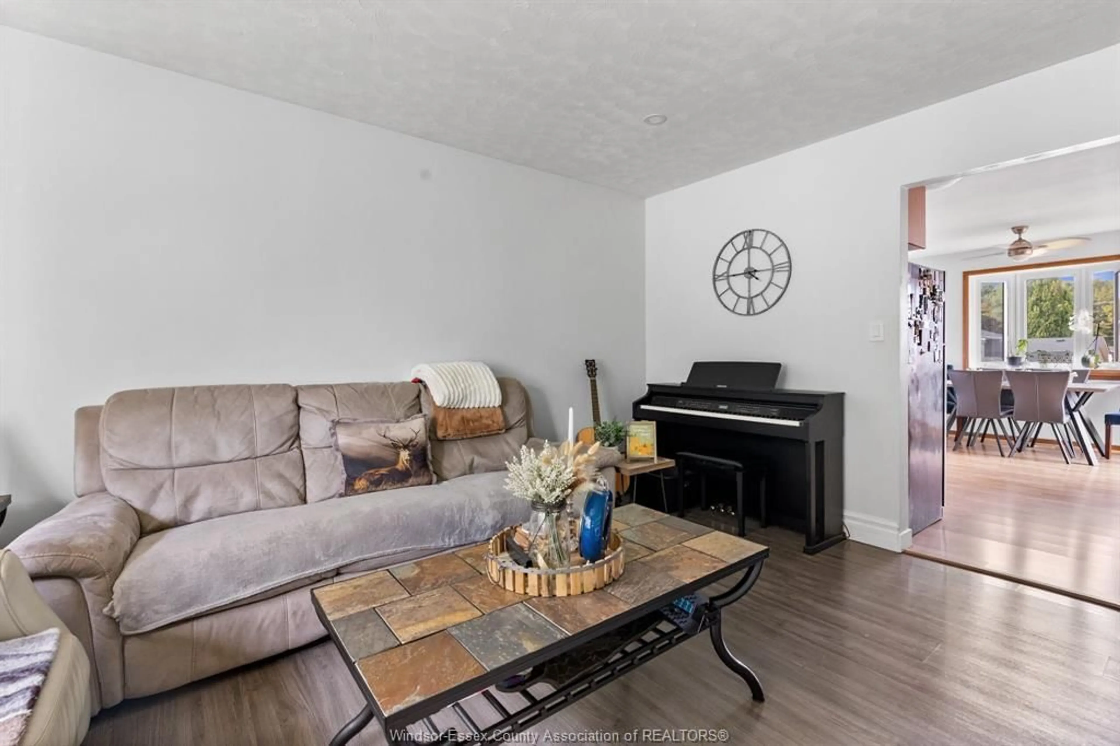 Living room with furniture, wood/laminate floor for 6 TENNESSEE Cres, Amherstburg Ontario N9V 3S7