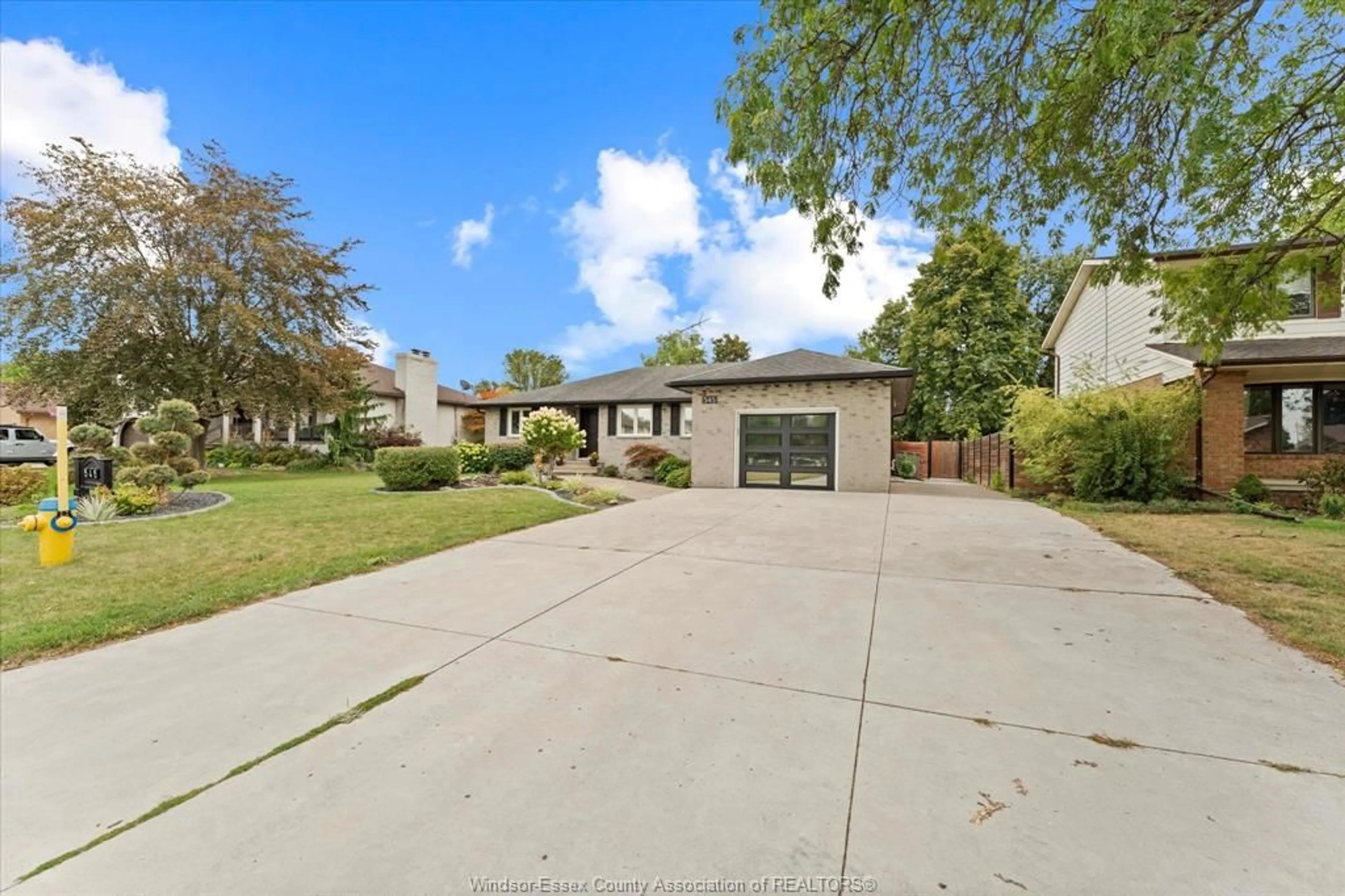 A pic from outside/outdoor area/front of a property/back of a property/a pic from drone, street for 545 DORSET, Tecumseh Ontario N8N 3N2