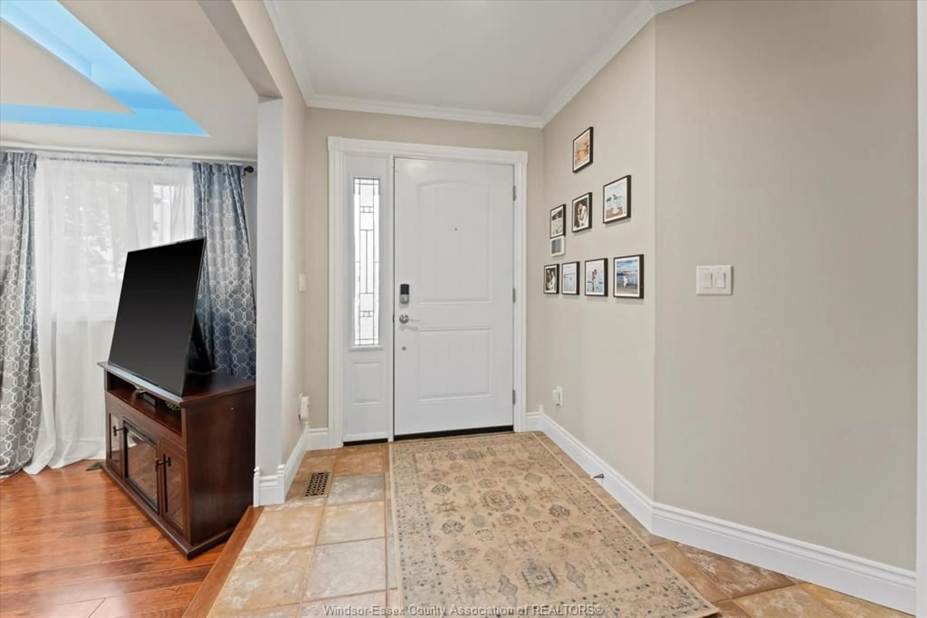 Indoor entryway for 545 DORSET, Tecumseh Ontario N8N 3N2