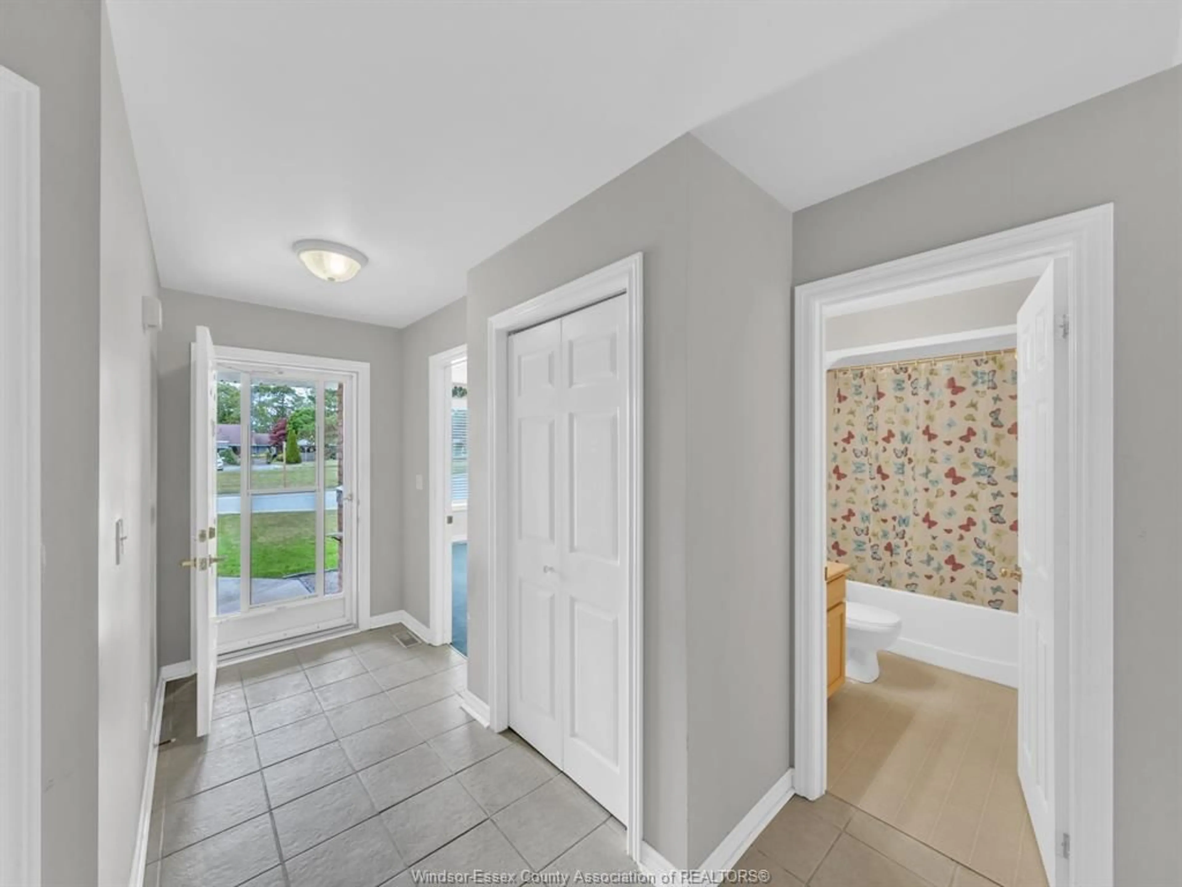 Indoor entryway for 13 JANS, Kingsville Ontario N9Y 4B6
