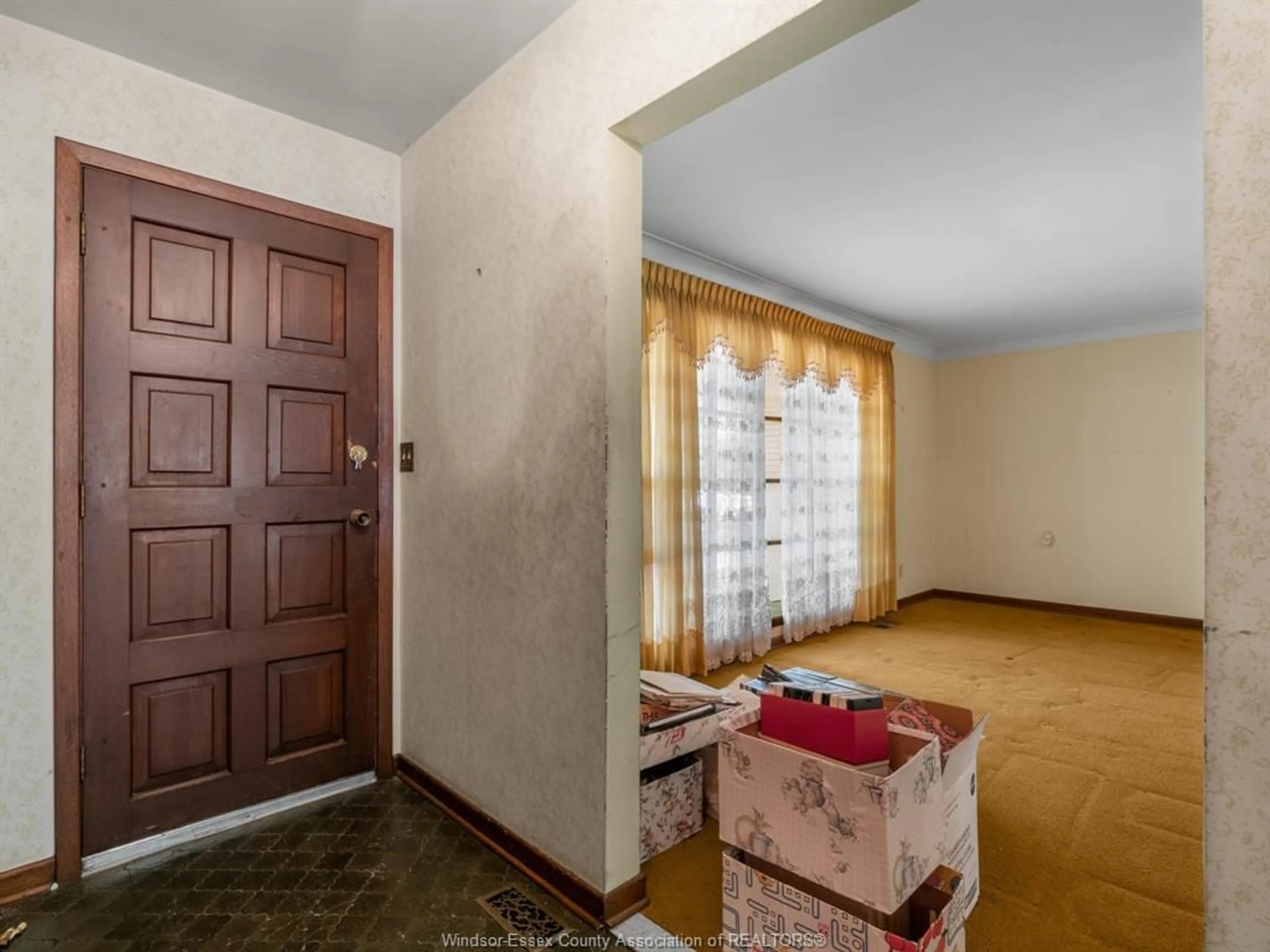 Indoor foyer for 44 Spring Crt, Amherstburg Ontario N9V 3A9