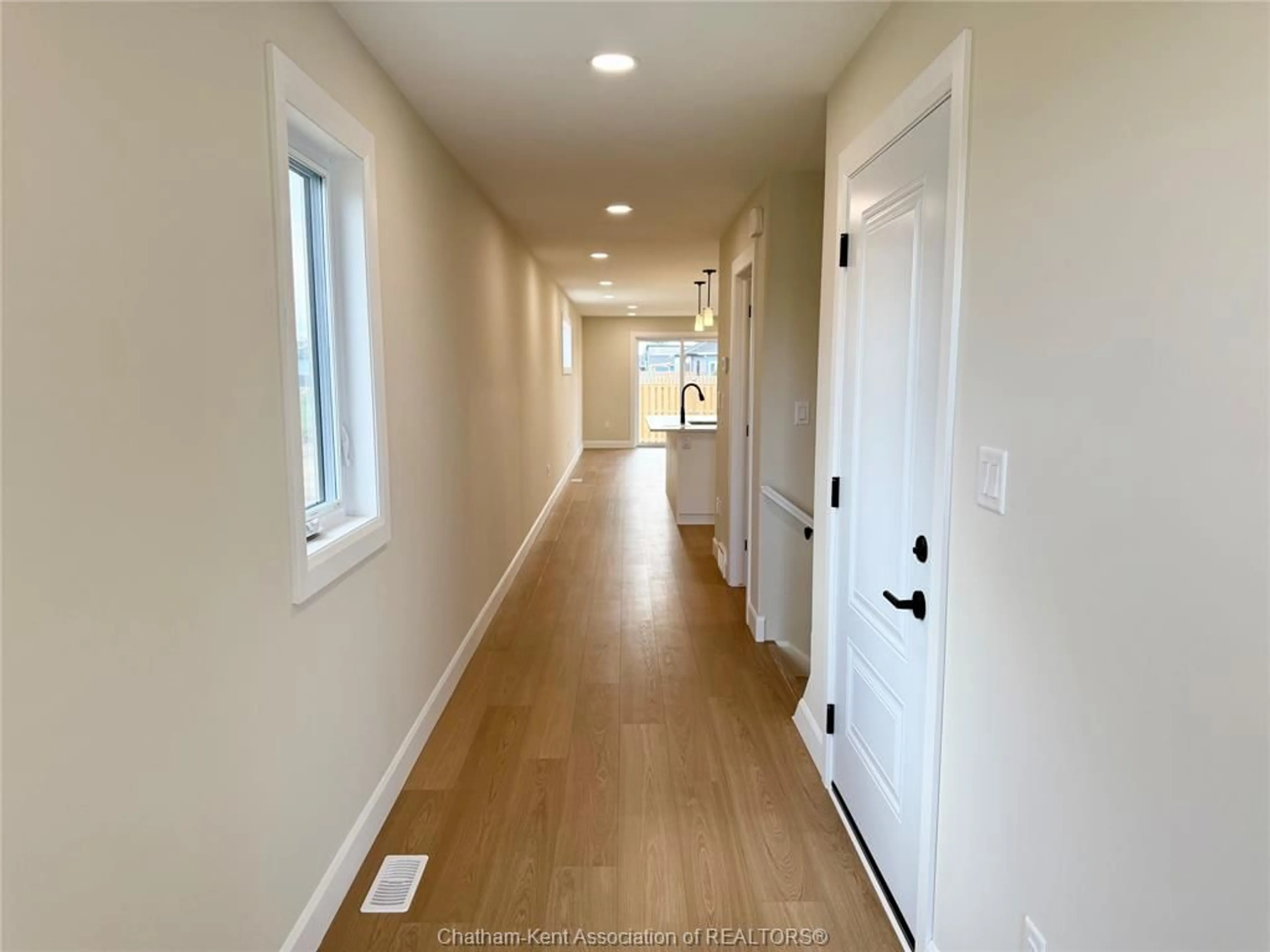 Indoor entryway for 178 IRONWOOD Trail, Chatham Ontario N7M 0T3