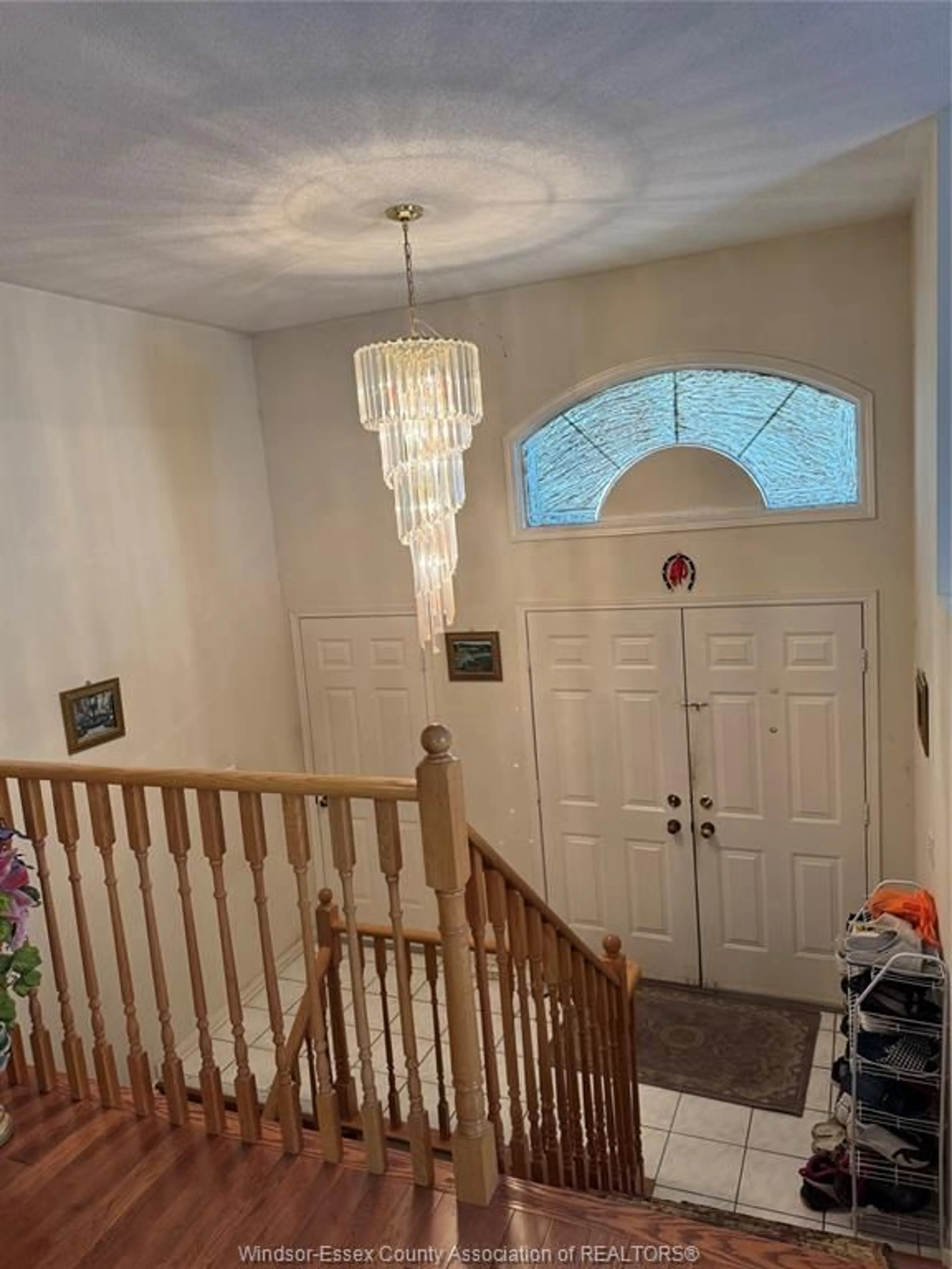 Indoor foyer for 2253 RANDOLPH Ave, Windsor Ontario N9B 3V8