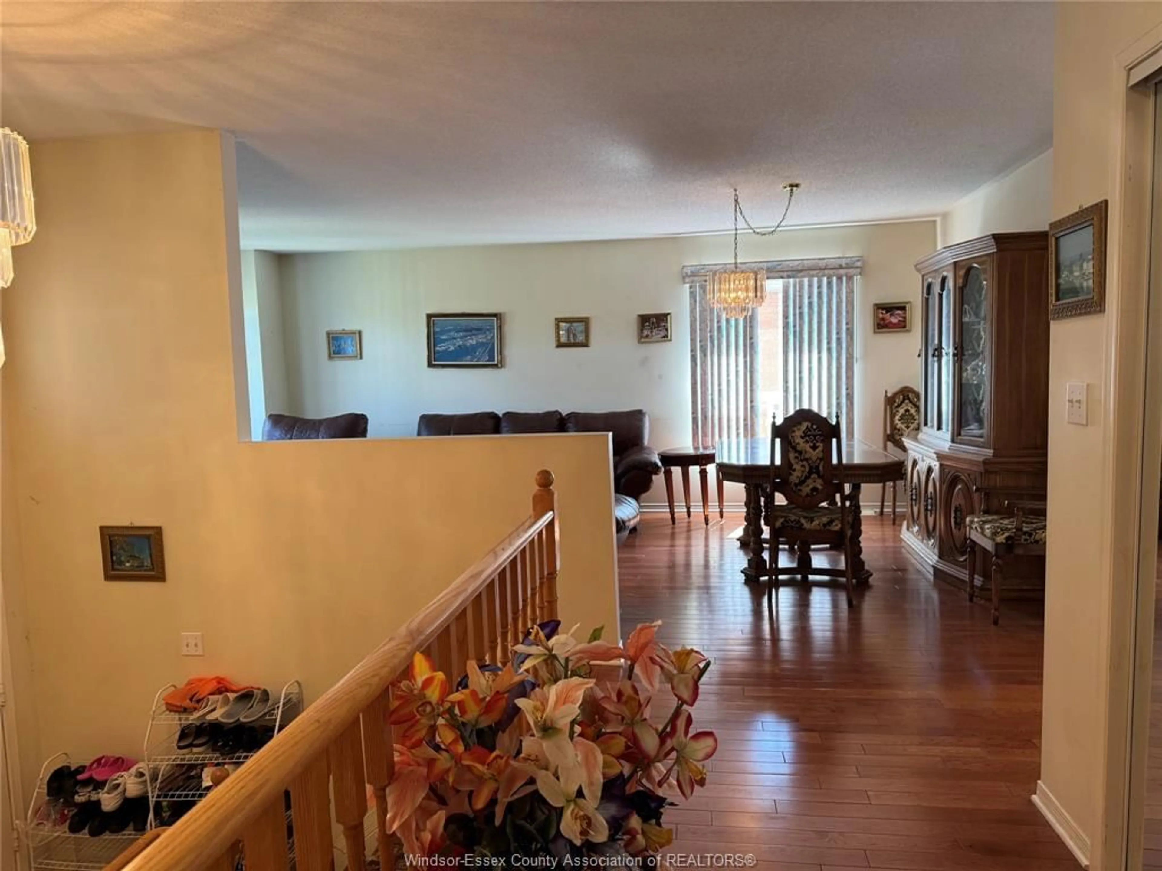 Indoor foyer for 2253 RANDOLPH Ave, Windsor Ontario N9B 3V8