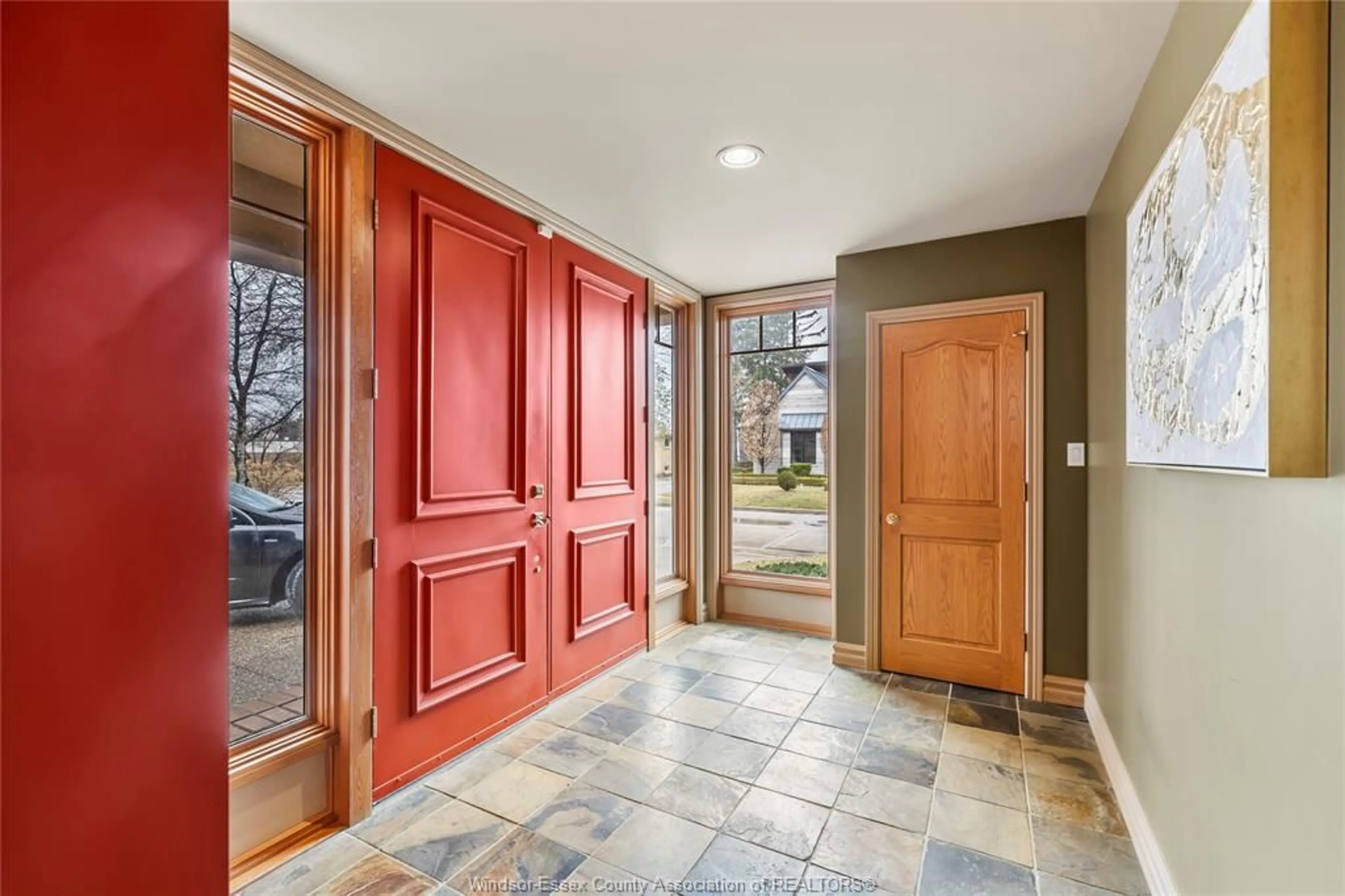 Indoor foyer for 3404 VICTORIA Blvd, Windsor Ontario N9E 3L2
