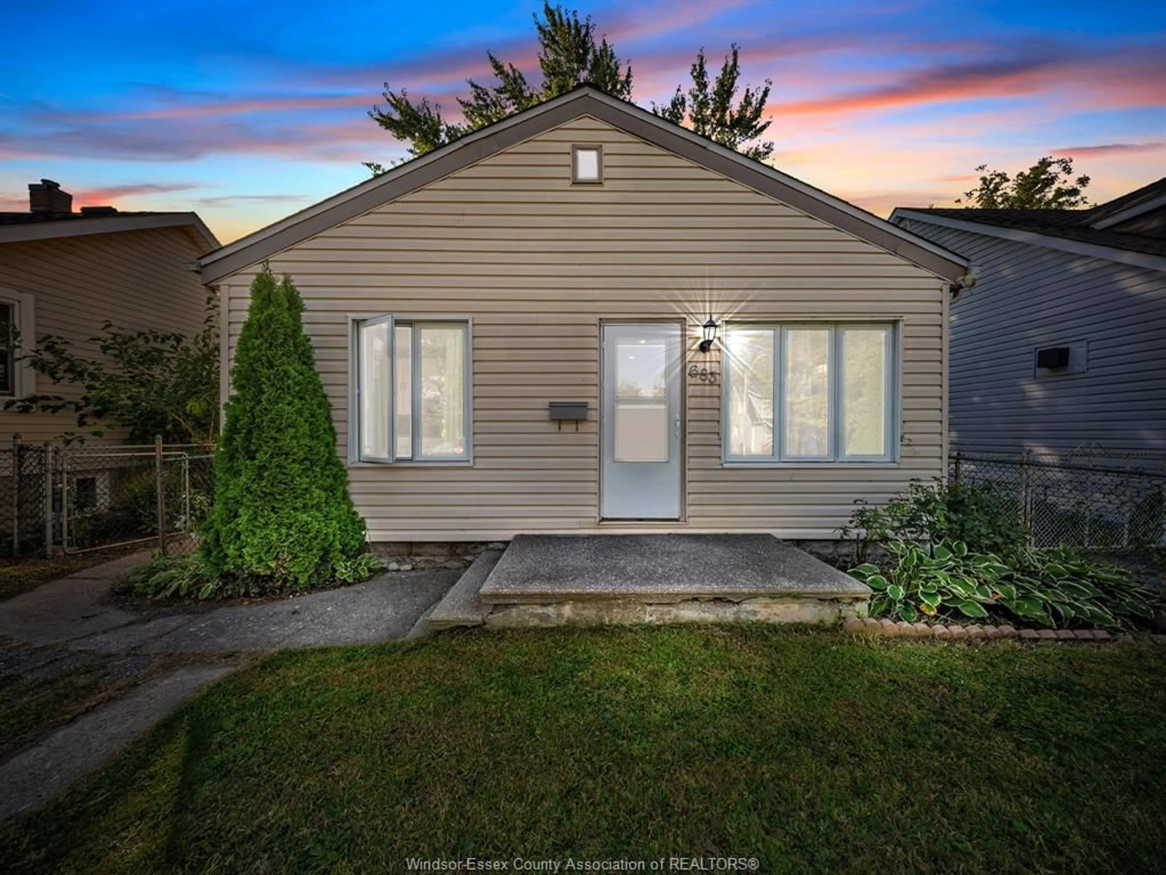 Home with vinyl exterior material, street for 683 STANLEY, Windsor Ontario N8X 3B3