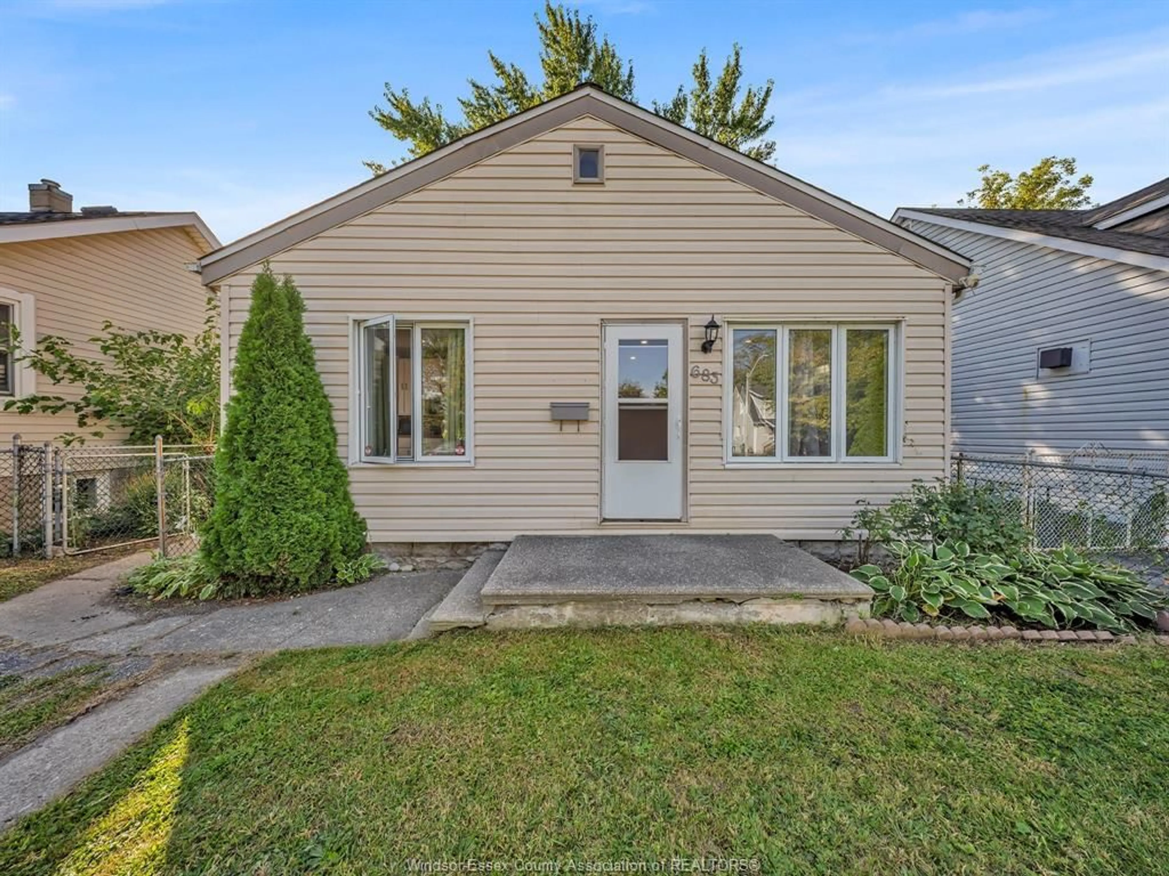 Home with vinyl exterior material, street for 683 STANLEY, Windsor Ontario N8X 3B3