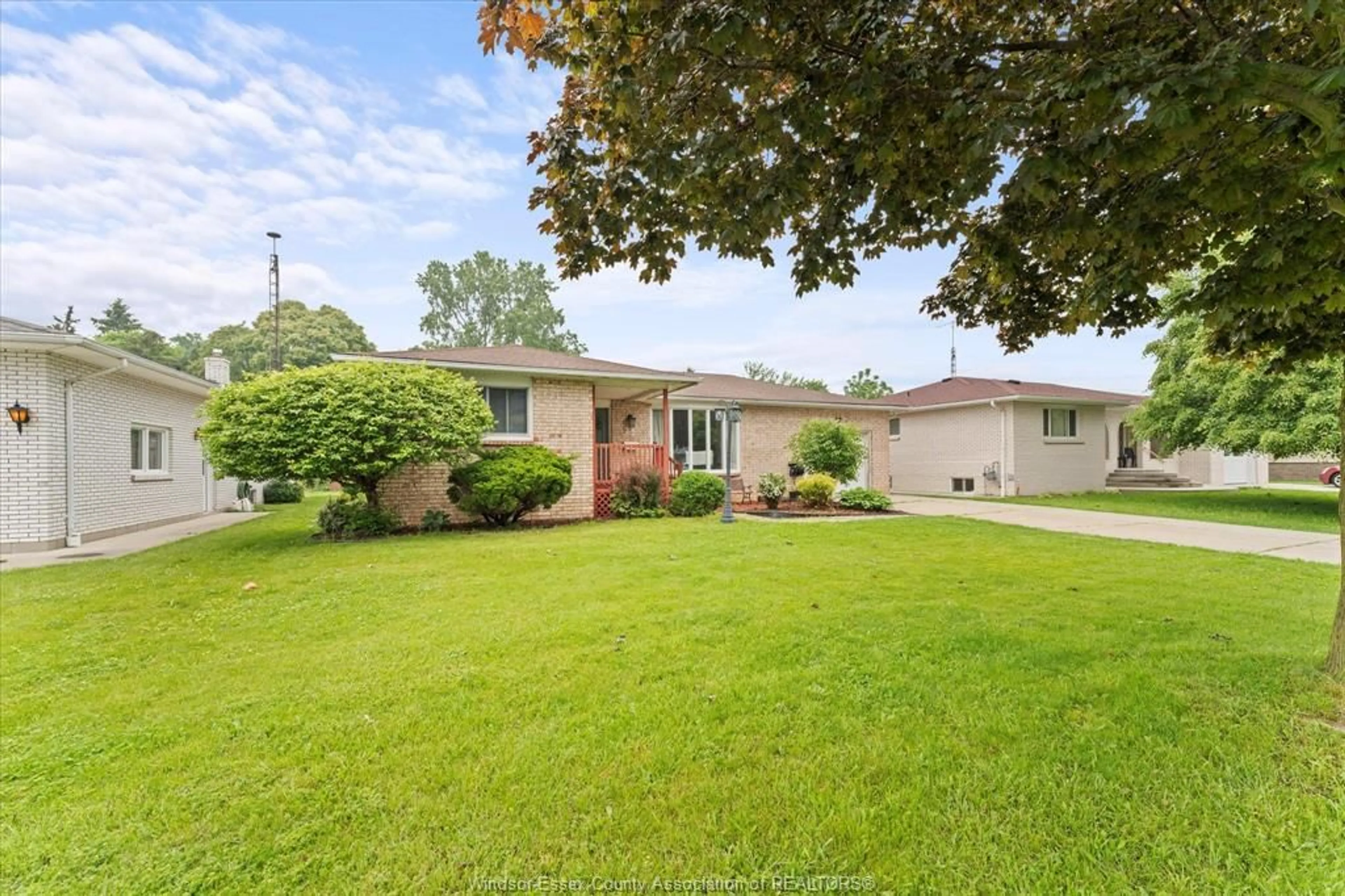 A pic from outside/outdoor area/front of a property/back of a property/a pic from drone, street for 22 BENNIE Ave, Leamington Ontario N8H 4L5